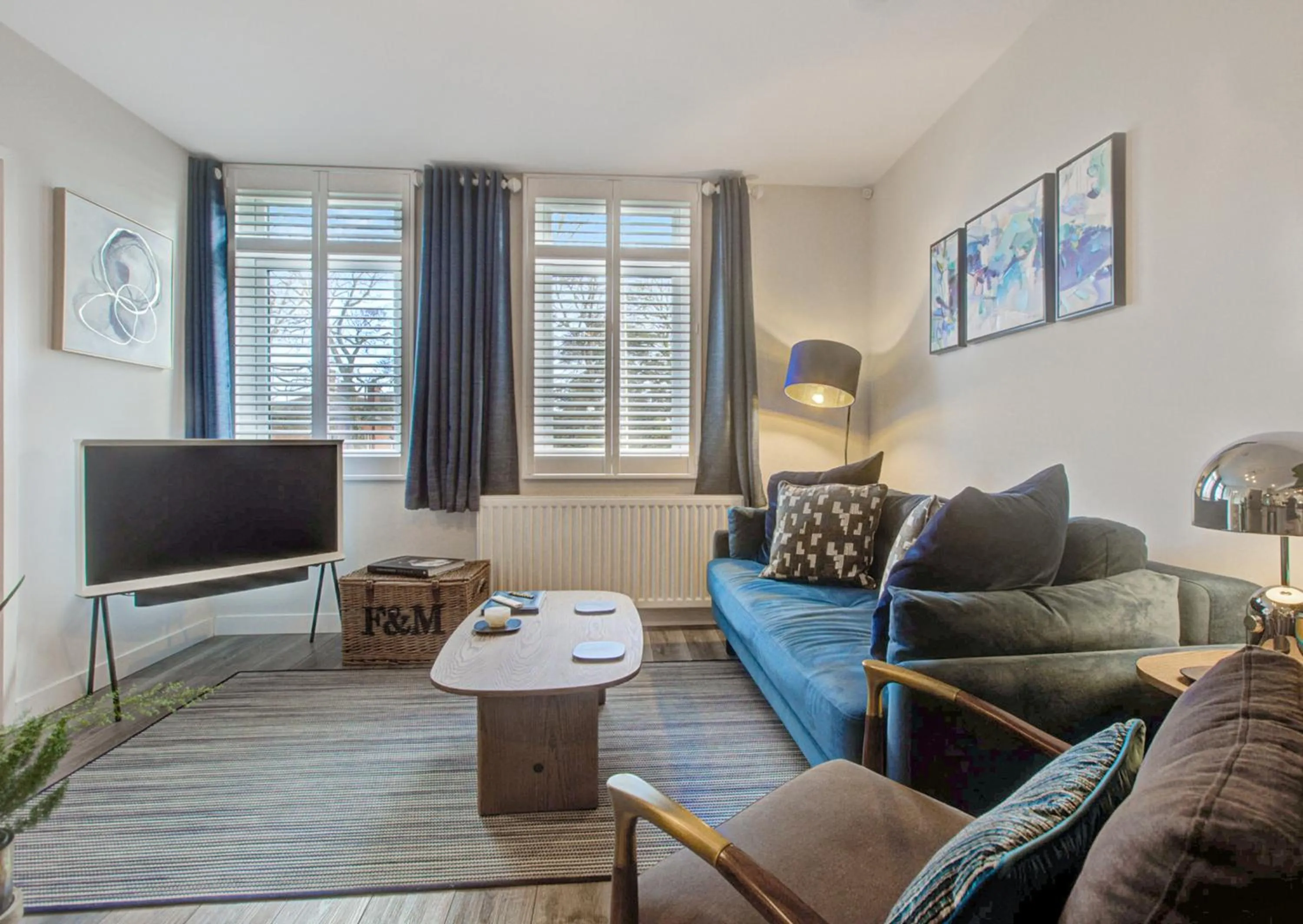 TV and multimedia in Stylish, business traveller friendly apartment, with free parking and Netflix