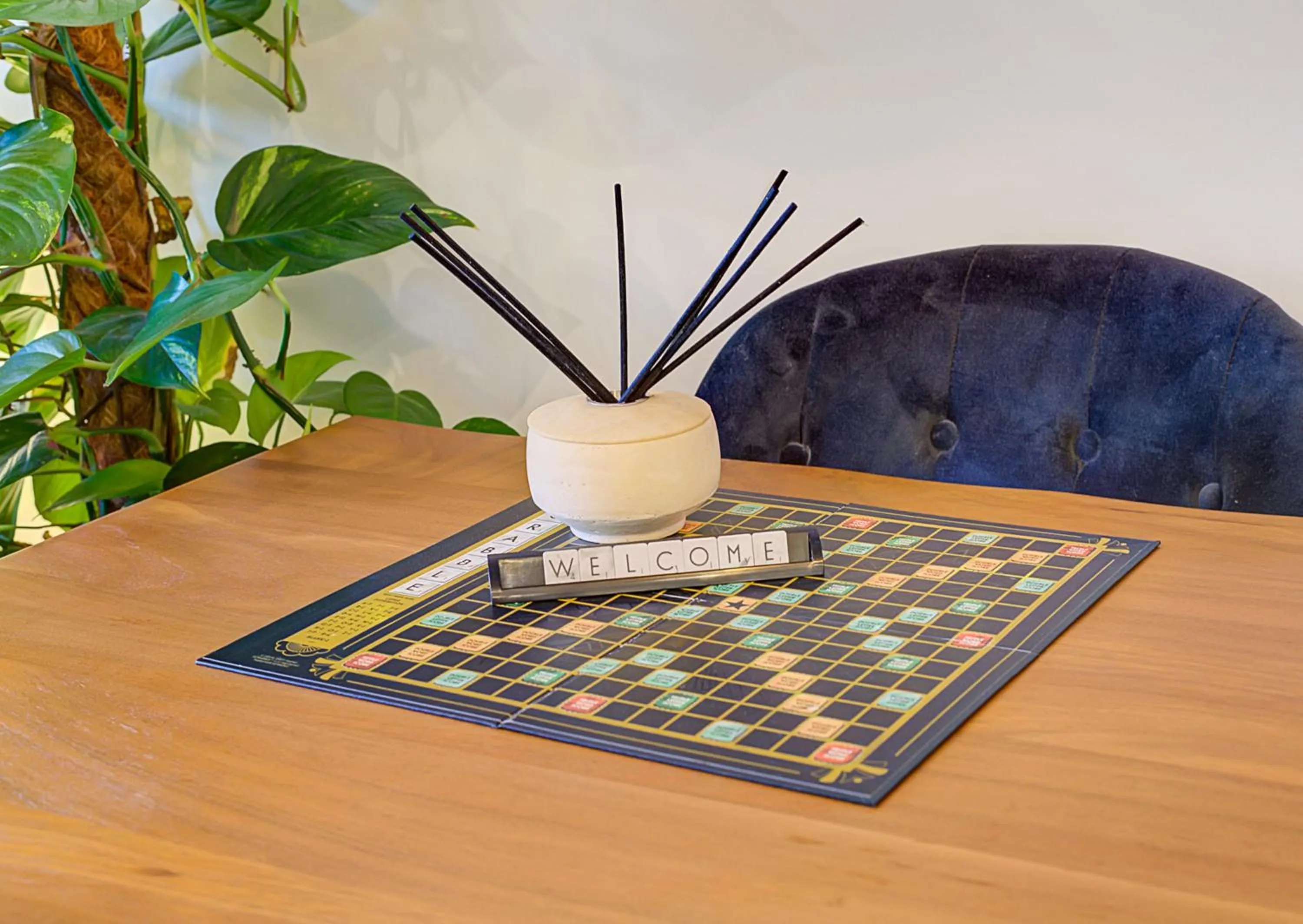 TV and multimedia in Stylish, business traveller friendly apartment, with free parking and Netflix