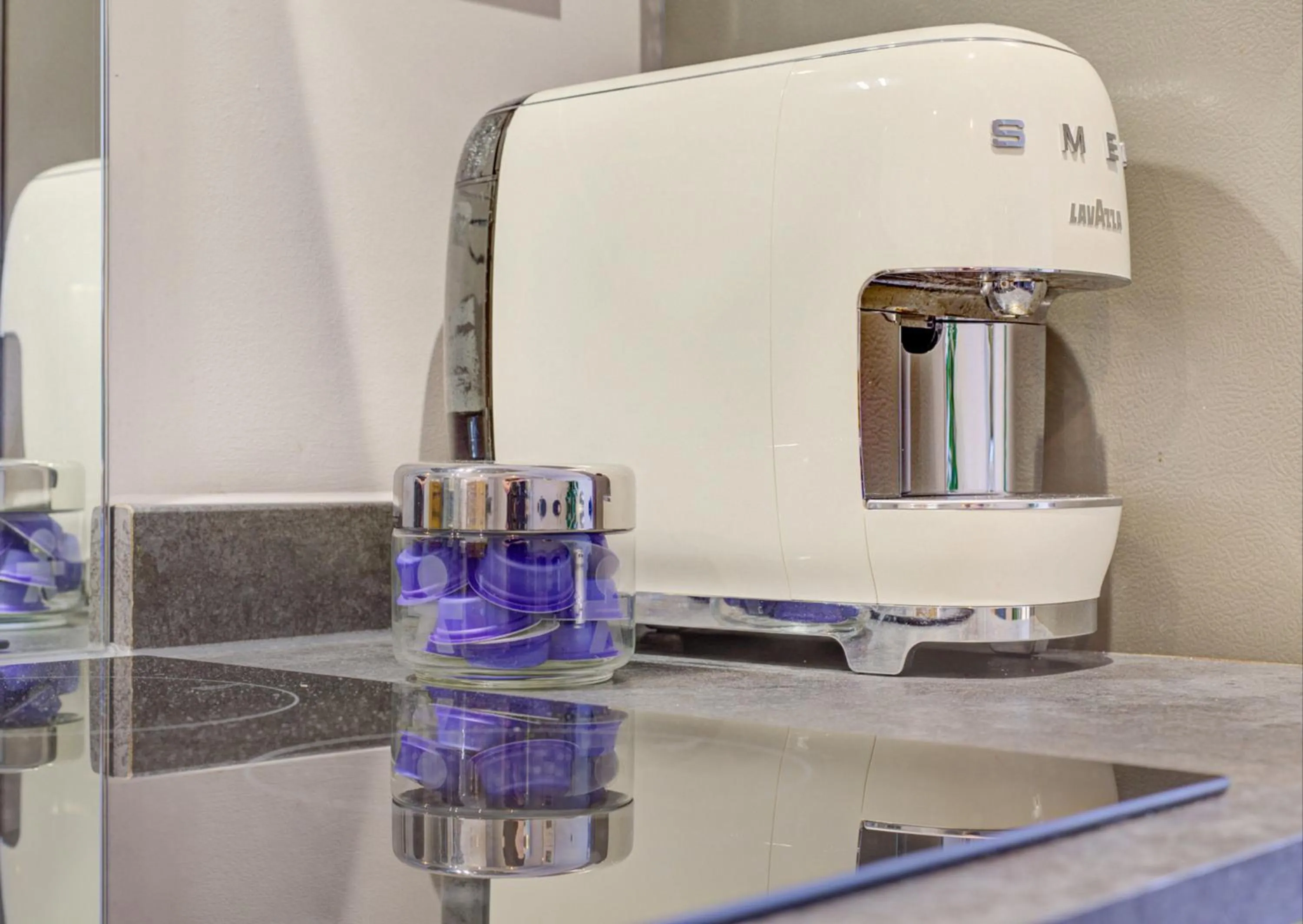 Coffee/tea facilities in Stylish, business traveller friendly apartment, with free parking and Netflix