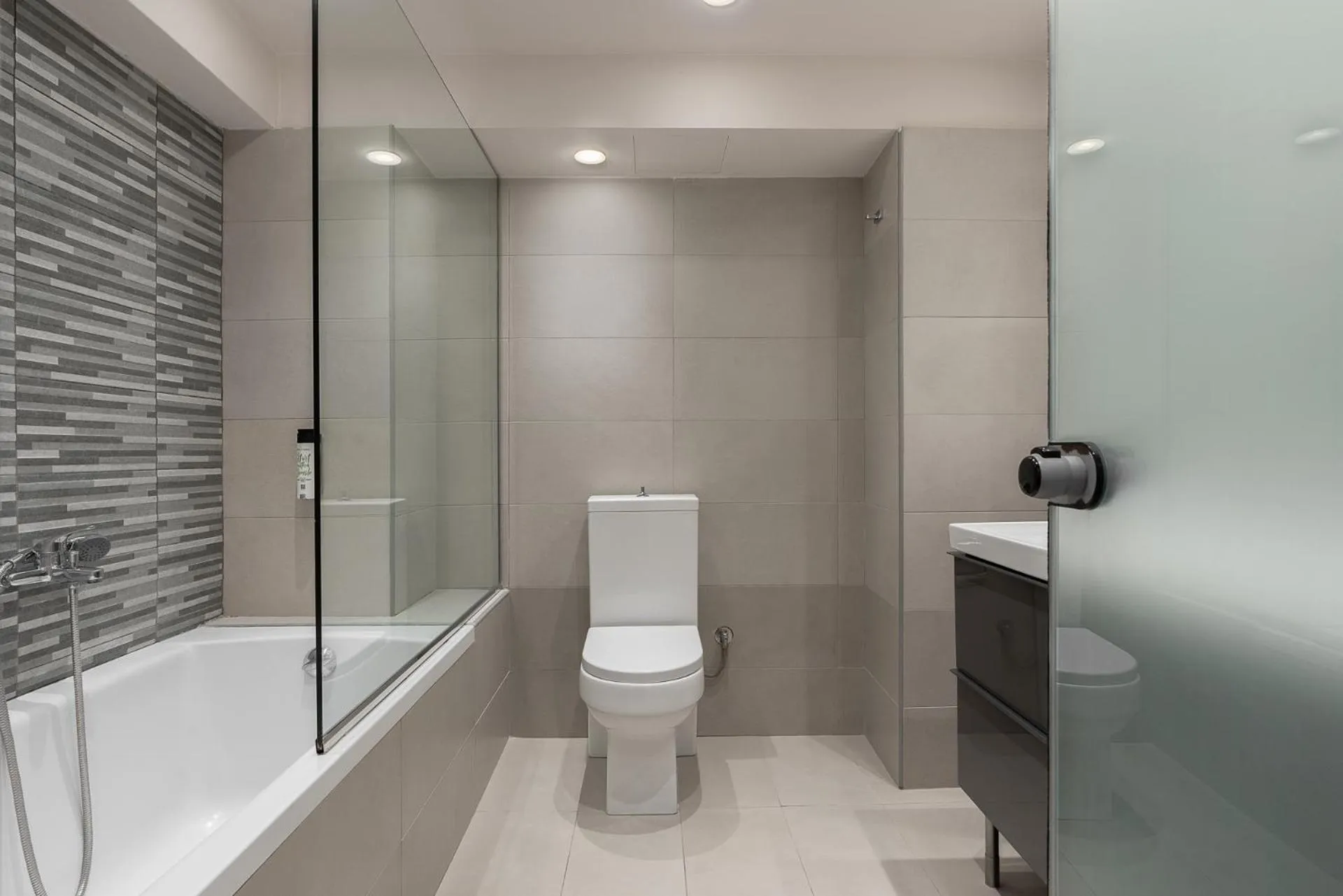 Bath in Piraeus City Hotel