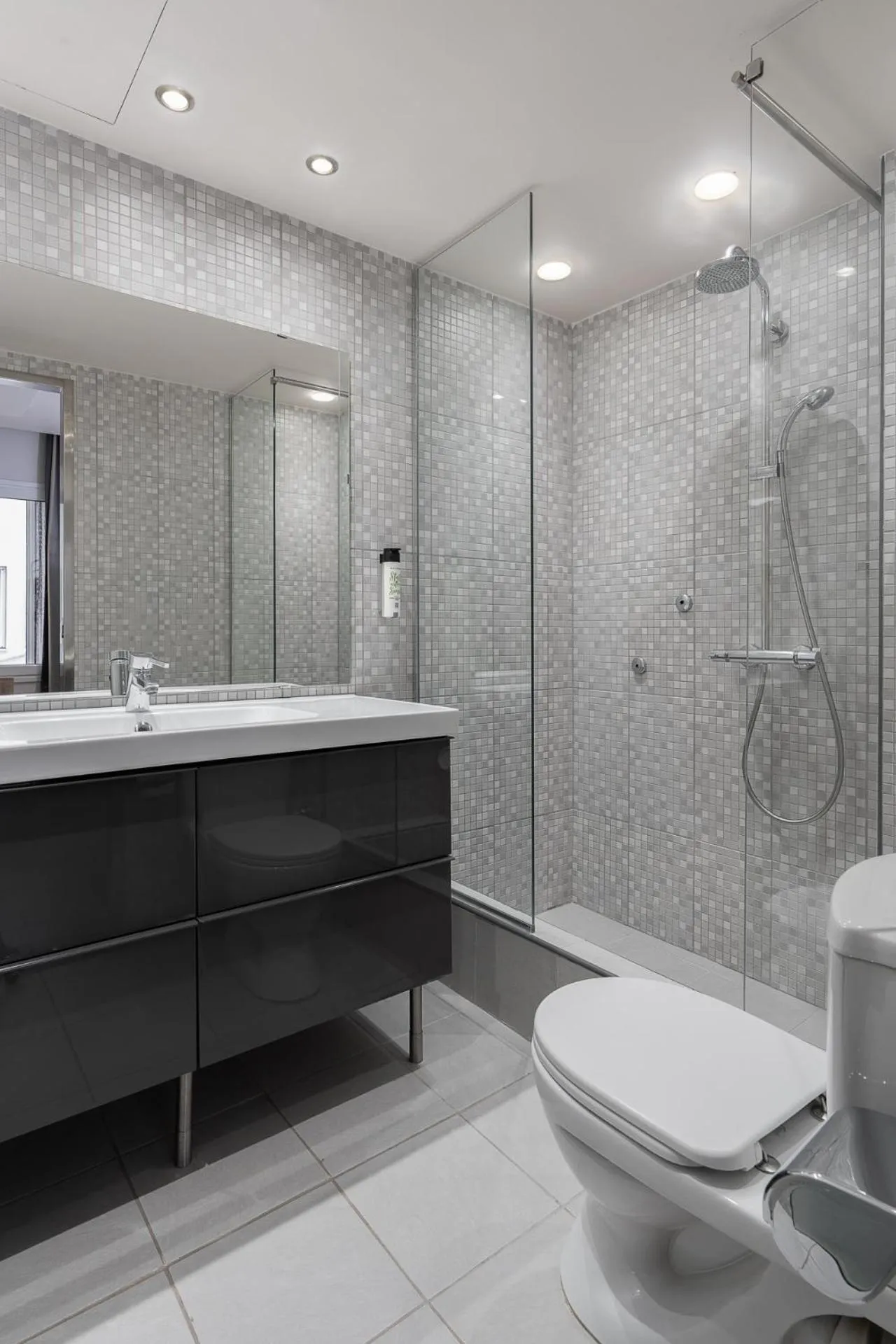 Shower in Piraeus City Hotel