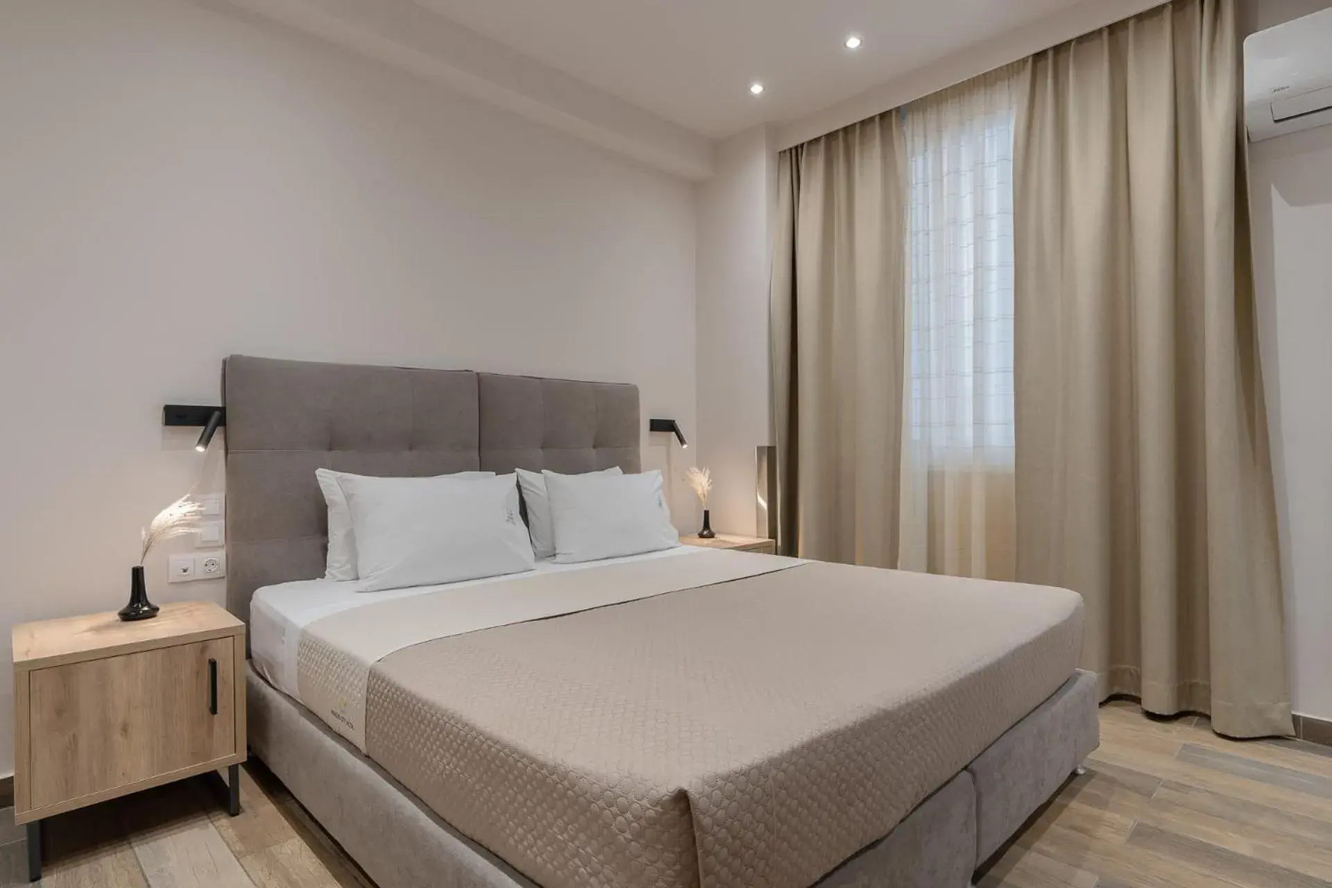 Double or Twin Room in Piraeus City Hotel Double or Twin Room in Piraeus City Hotel