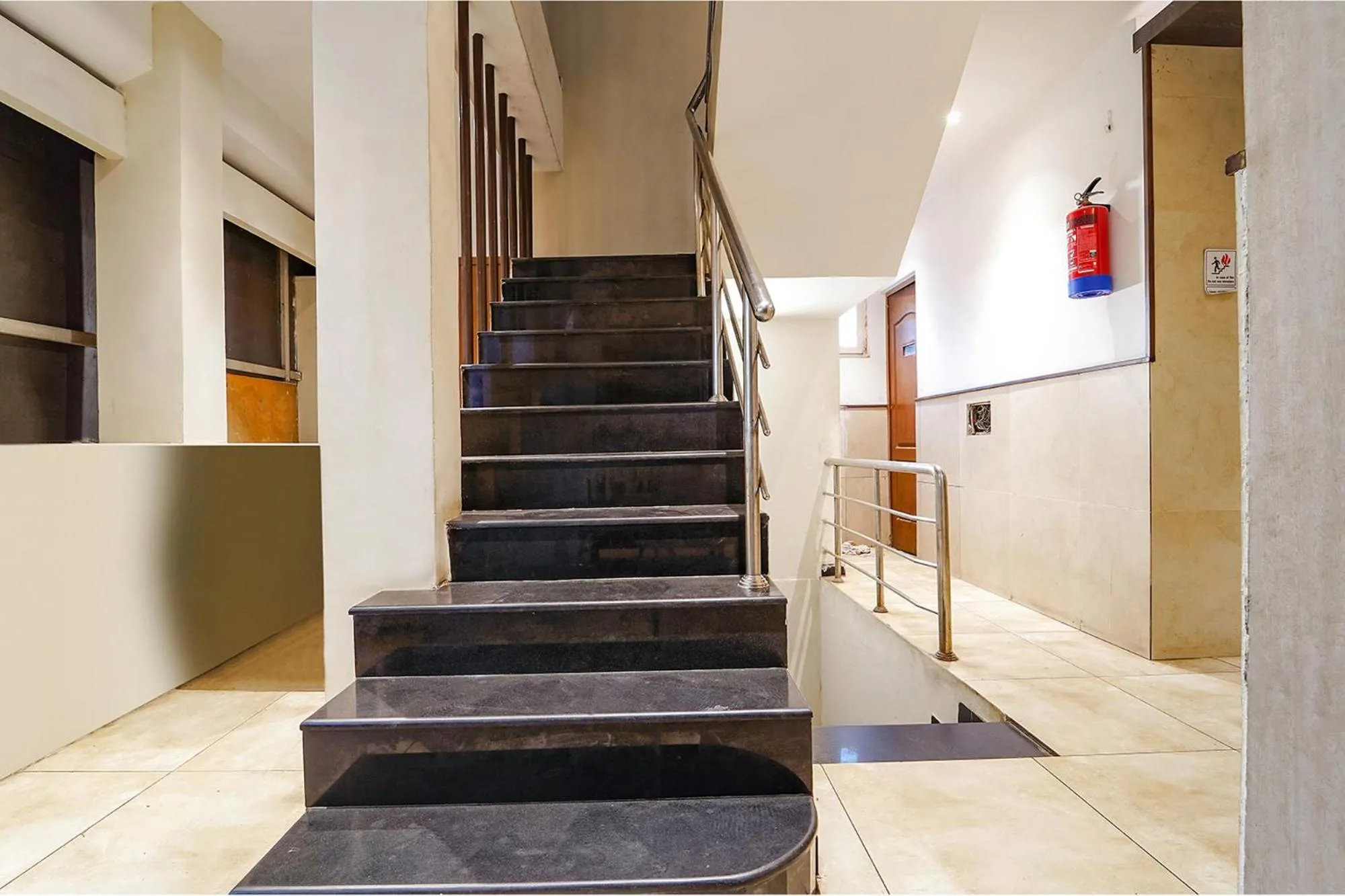 Lobby or reception in FabHotel Karpagam - 900m from Nehru Stadium