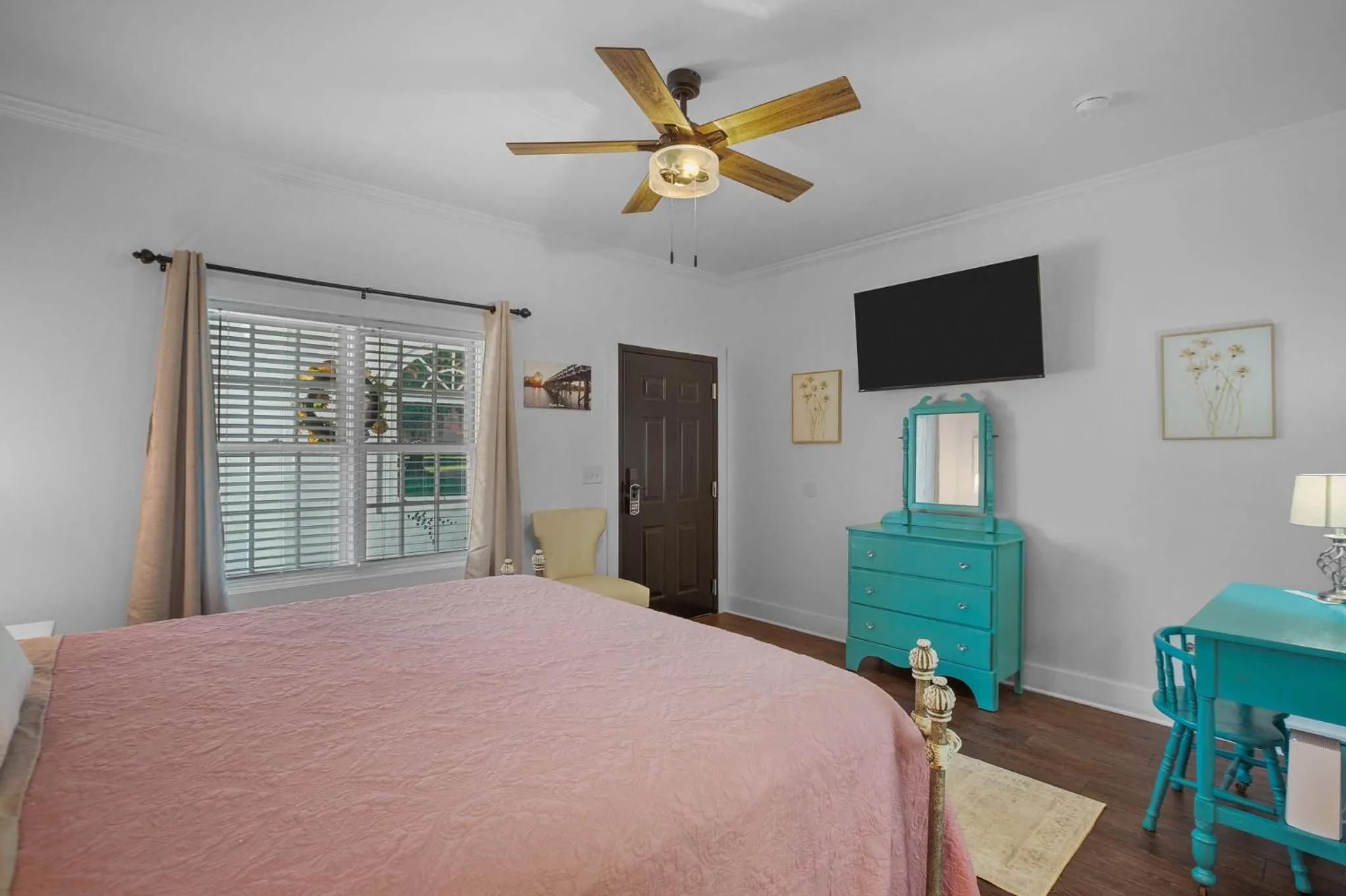 Bedroom, Bed in Little Inn on Main