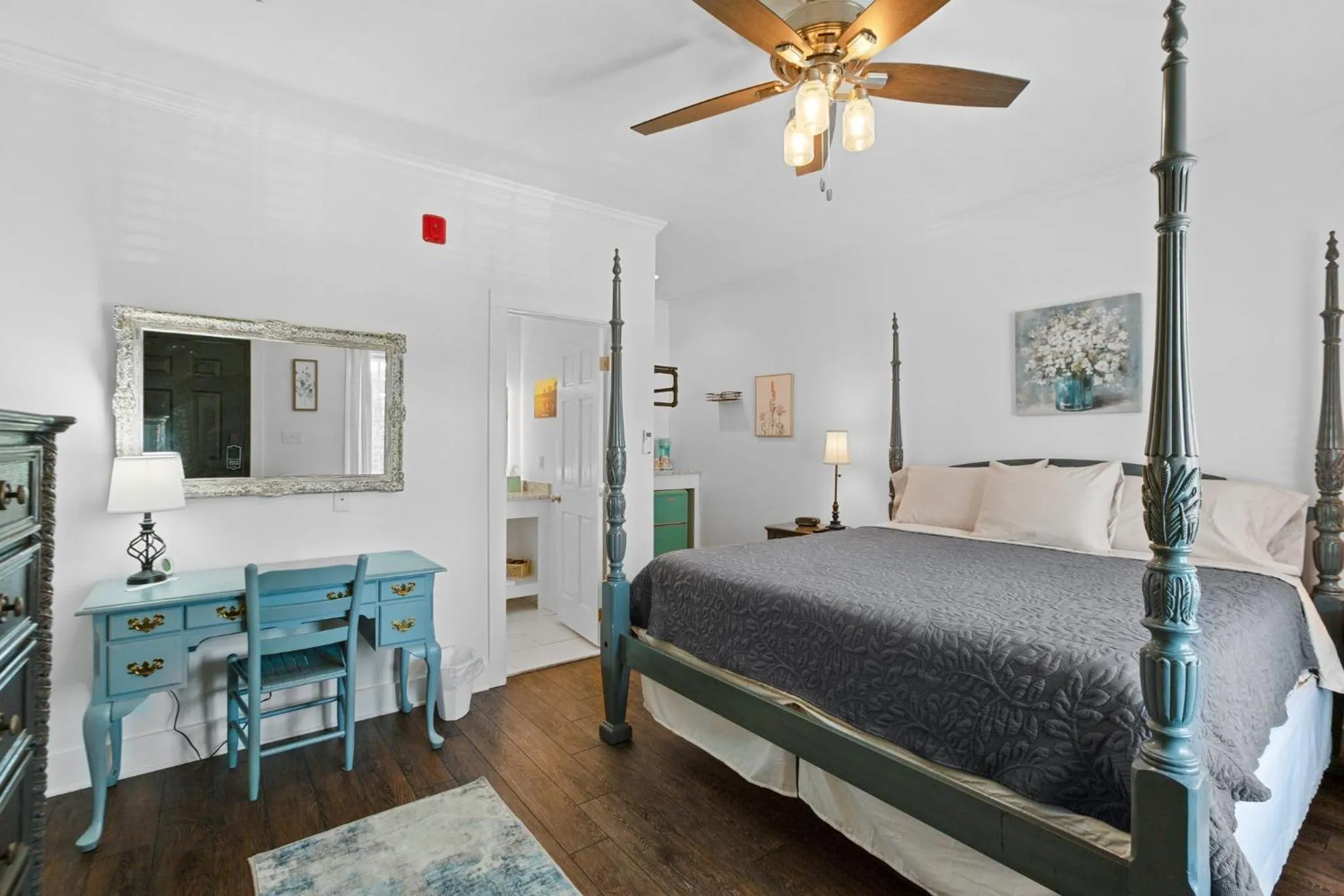 Bedroom, Bed in Little Inn on Main