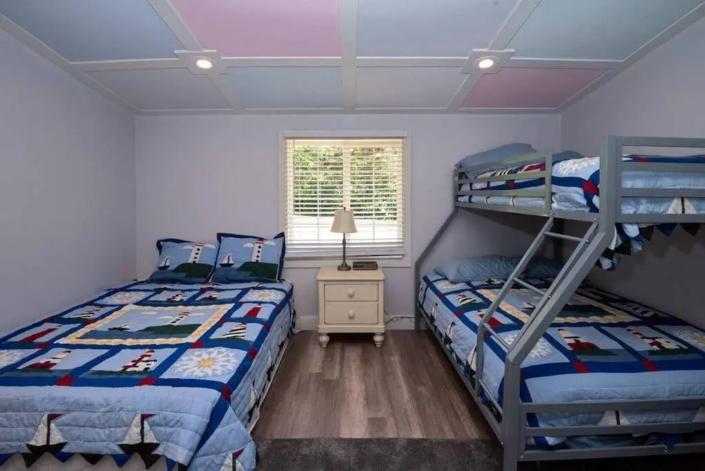 Bed in Little Blue Cottage: a wooded getaway near beaches and towns