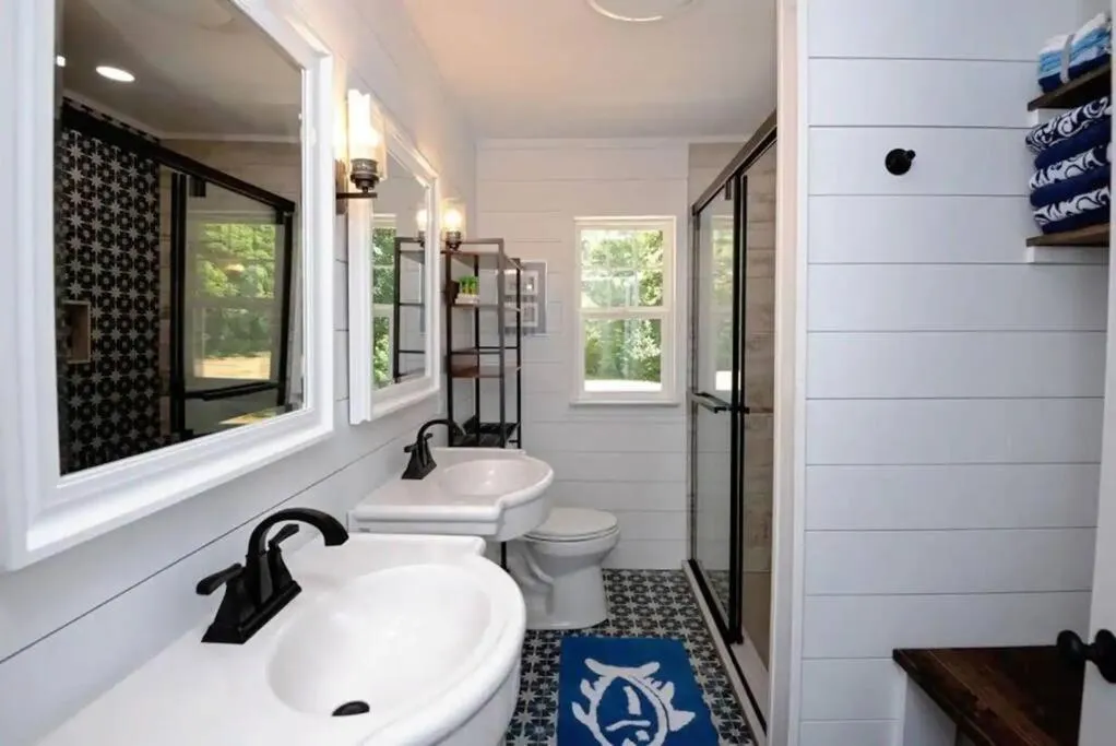 Little Blue Cottage: a wooded getaway near beaches and towns
