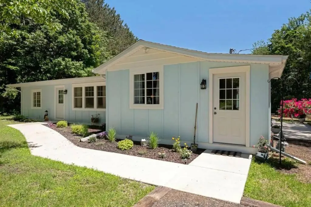 Little Blue Cottage: a wooded getaway near beaches and towns