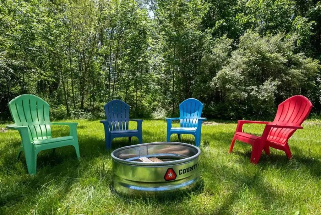 Little Blue Cottage: a wooded getaway near beaches and towns