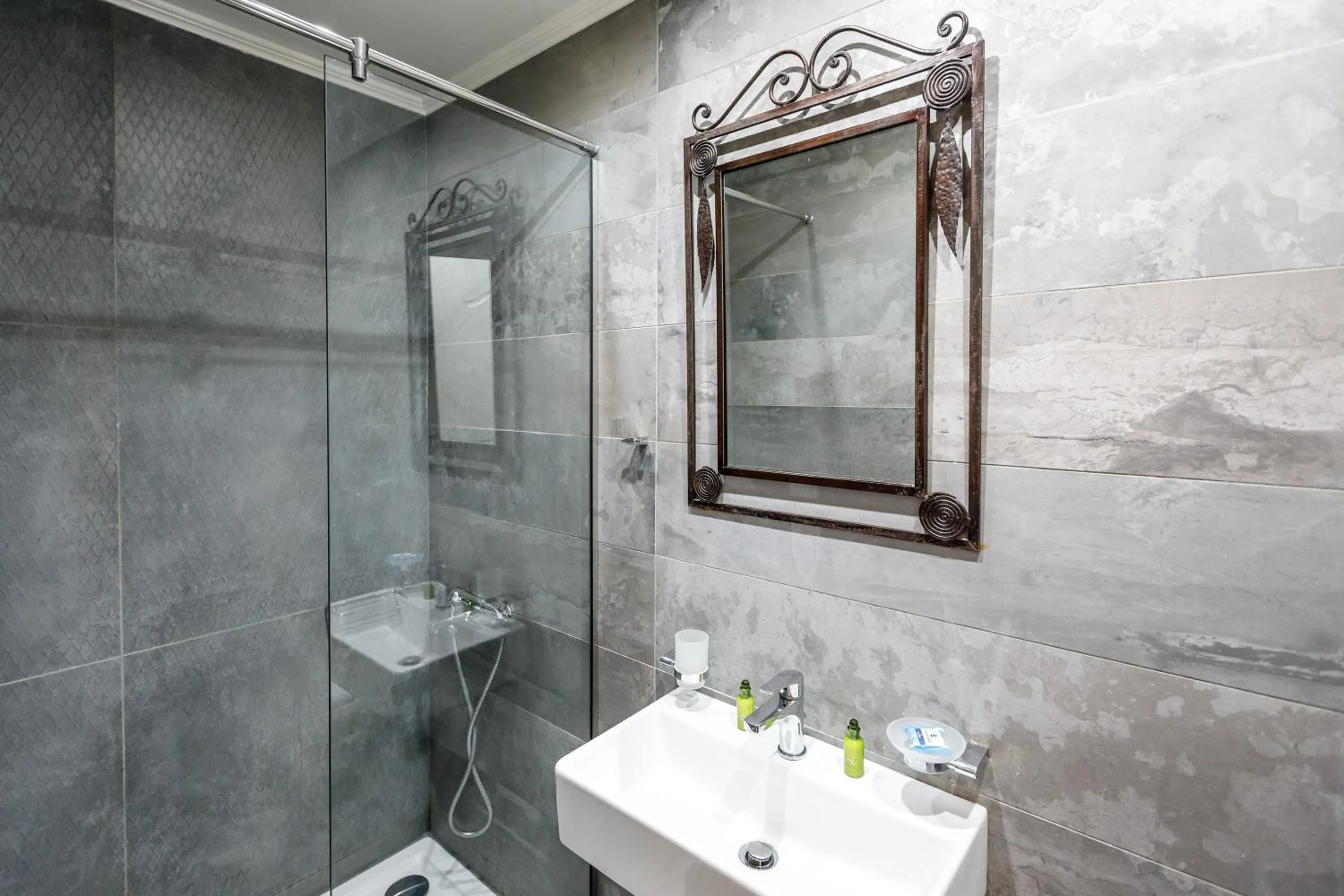 Bathroom in pension Acronafplia B&D