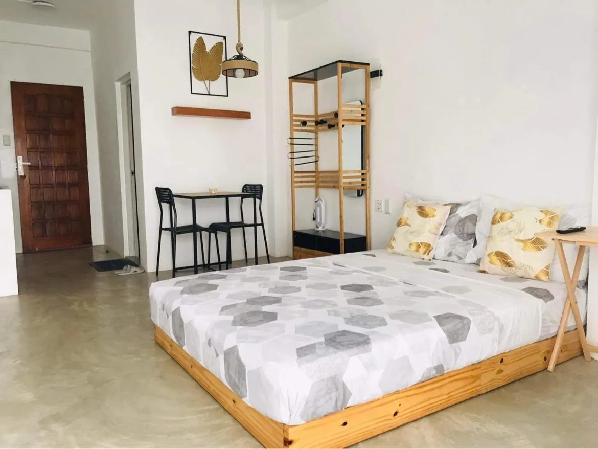 Photo of the whole room, Bed in Happy Island Inn