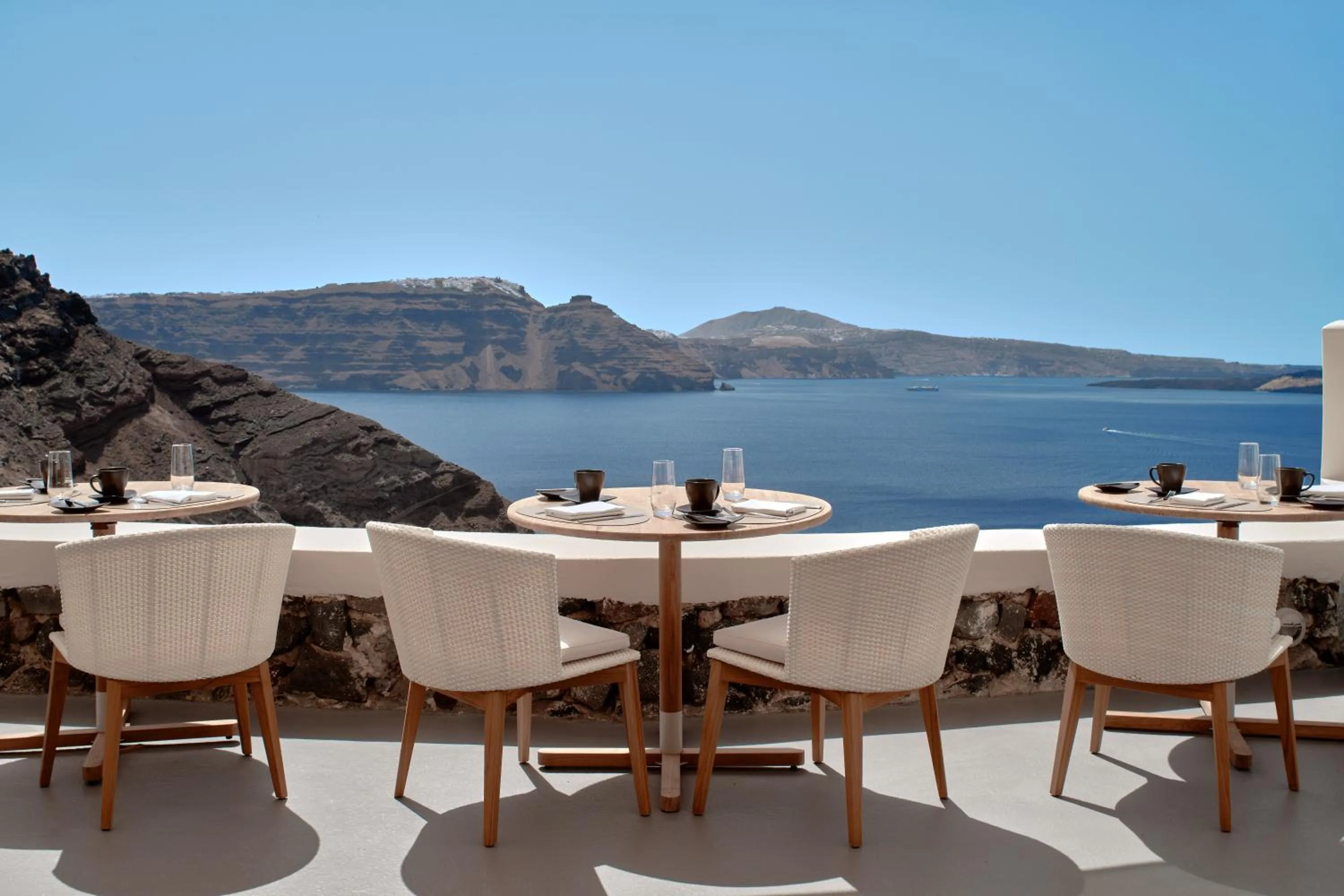 Lounge or bar in Mystique, a Luxury Collection Hotel, Santorini