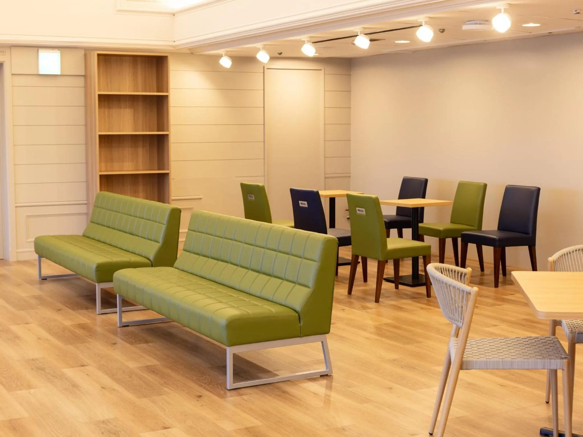 Lounge or bar in KOKO HOTEL Shizuoka - formerly Hotel Wing International Shizuoka