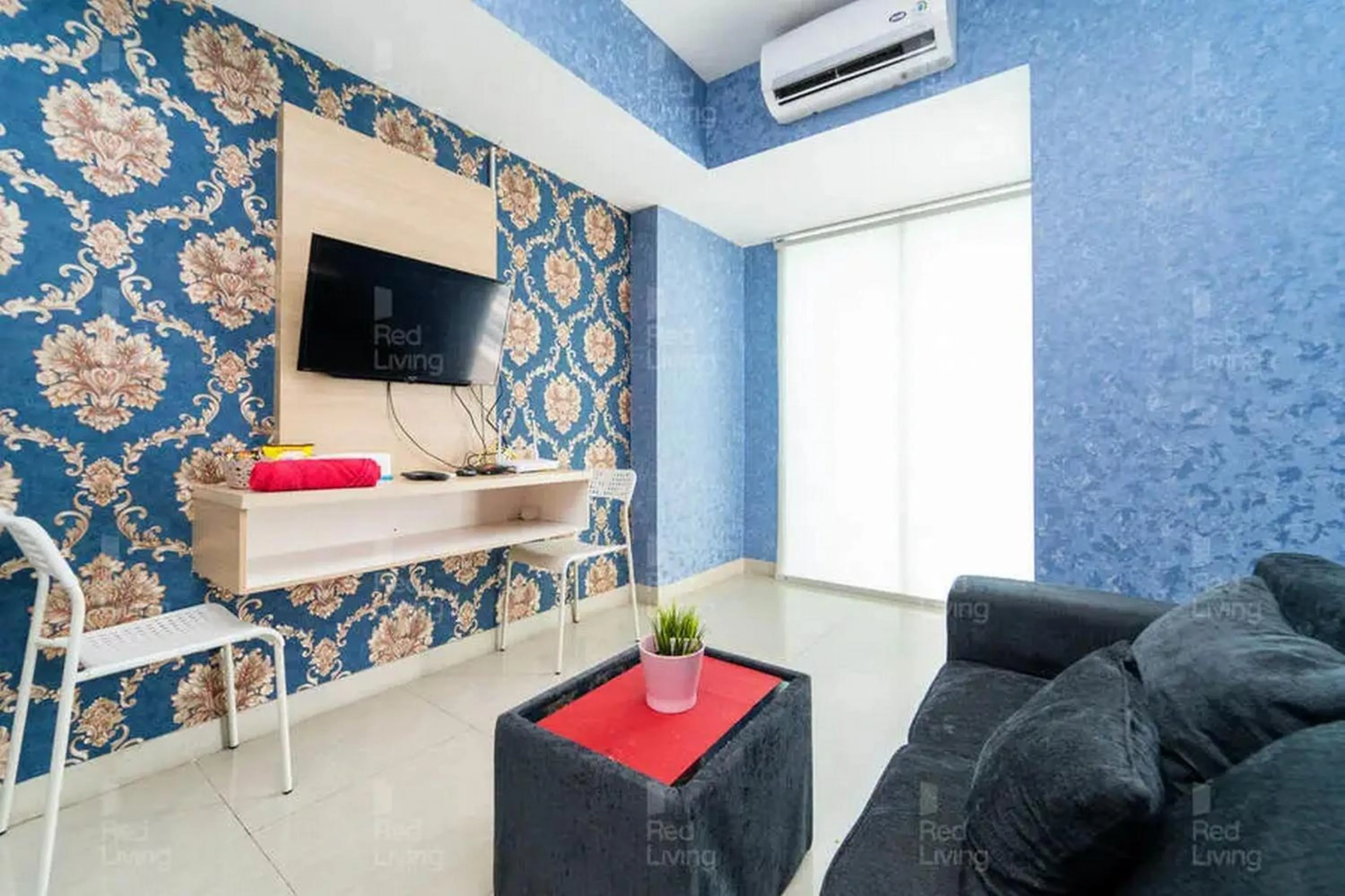 Living room in RedLiving Apartemen Grand Kamala Lagoon - Icha Rooms Tower Barclay South with Netflix
