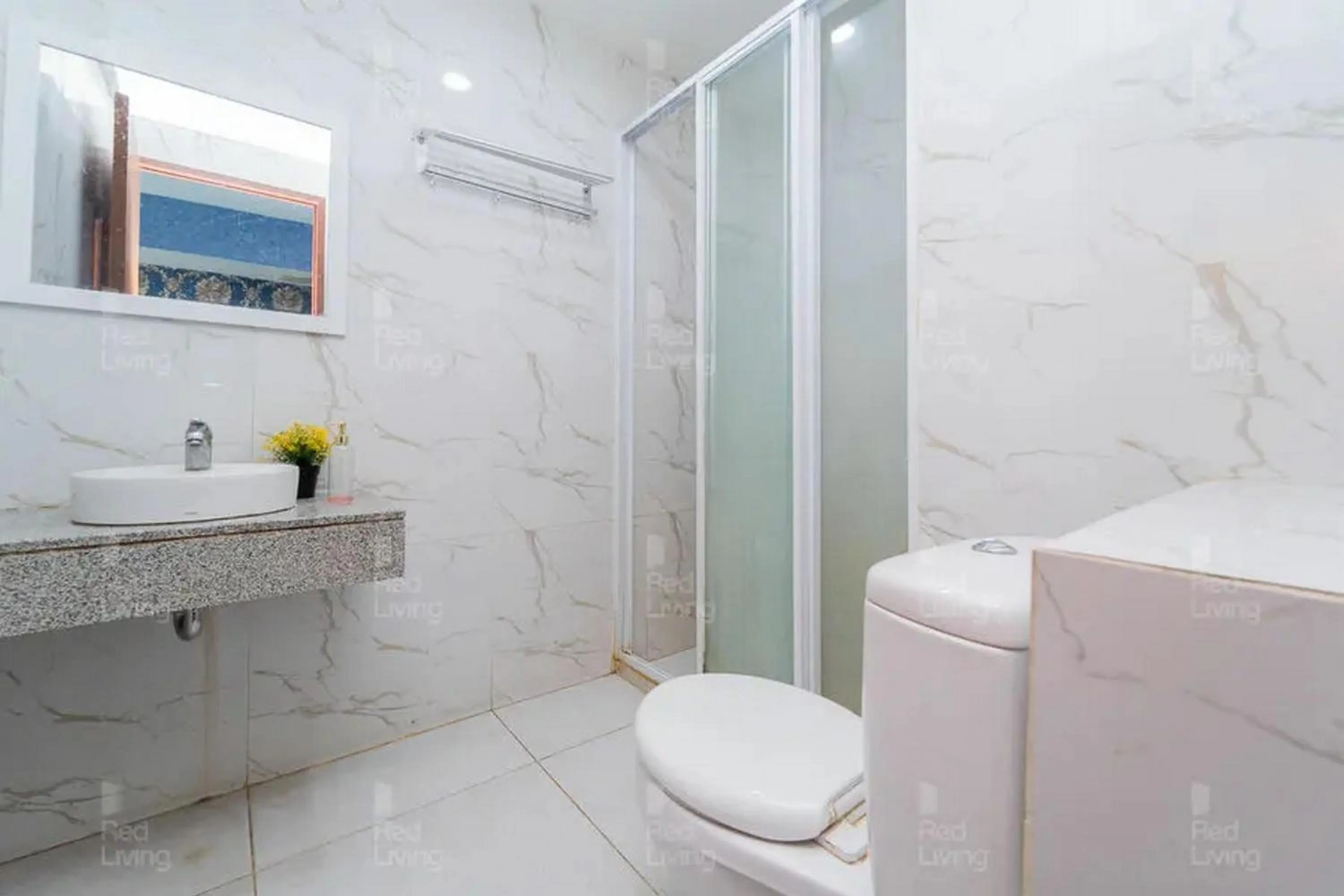 Bathroom in RedLiving Apartemen Grand Kamala Lagoon - Icha Rooms Tower Barclay South with Netflix