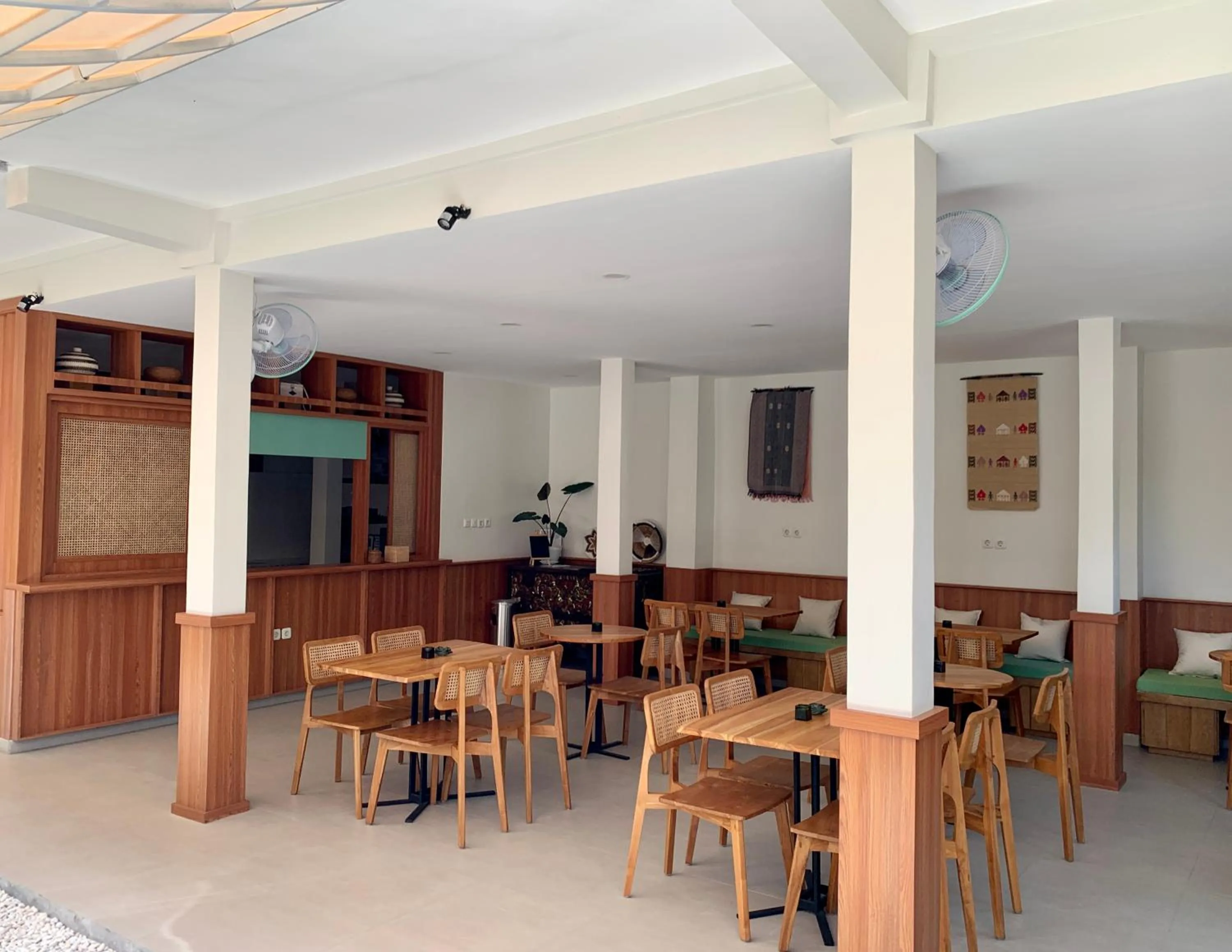 Restaurant/places to eat in Roots Hotel Senggigi