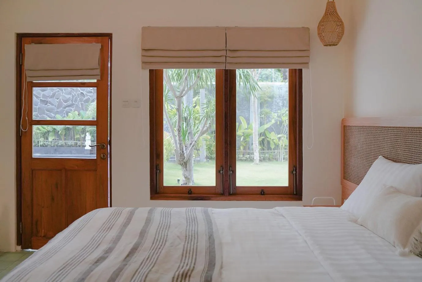 Bedroom, Bed in Roots Hotel Senggigi