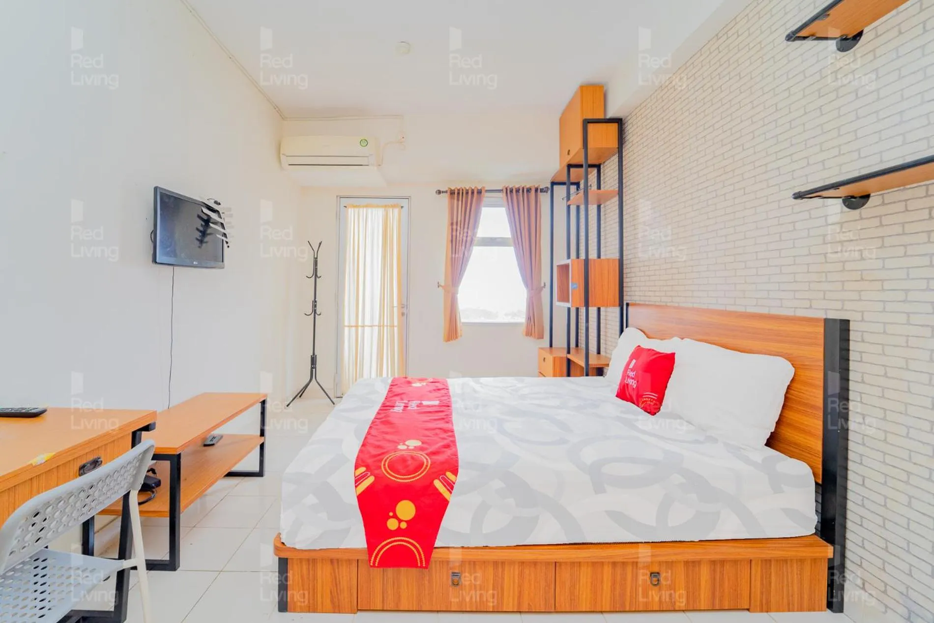 Bedroom, Bed in RedLiving Apartemen Easton Park Jatinangor - Rajes Room