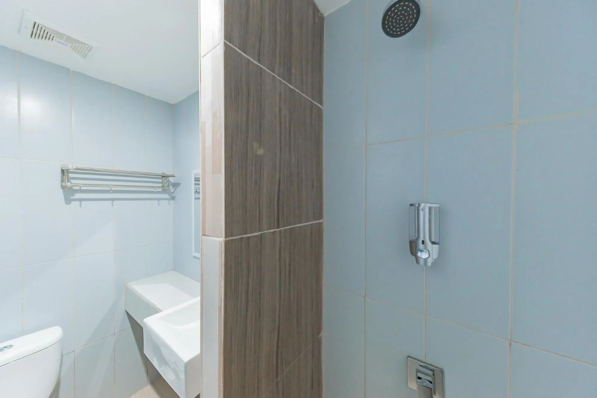 Shower in Urbanview Hotel Yoga Palangkaraya by RedDoorz