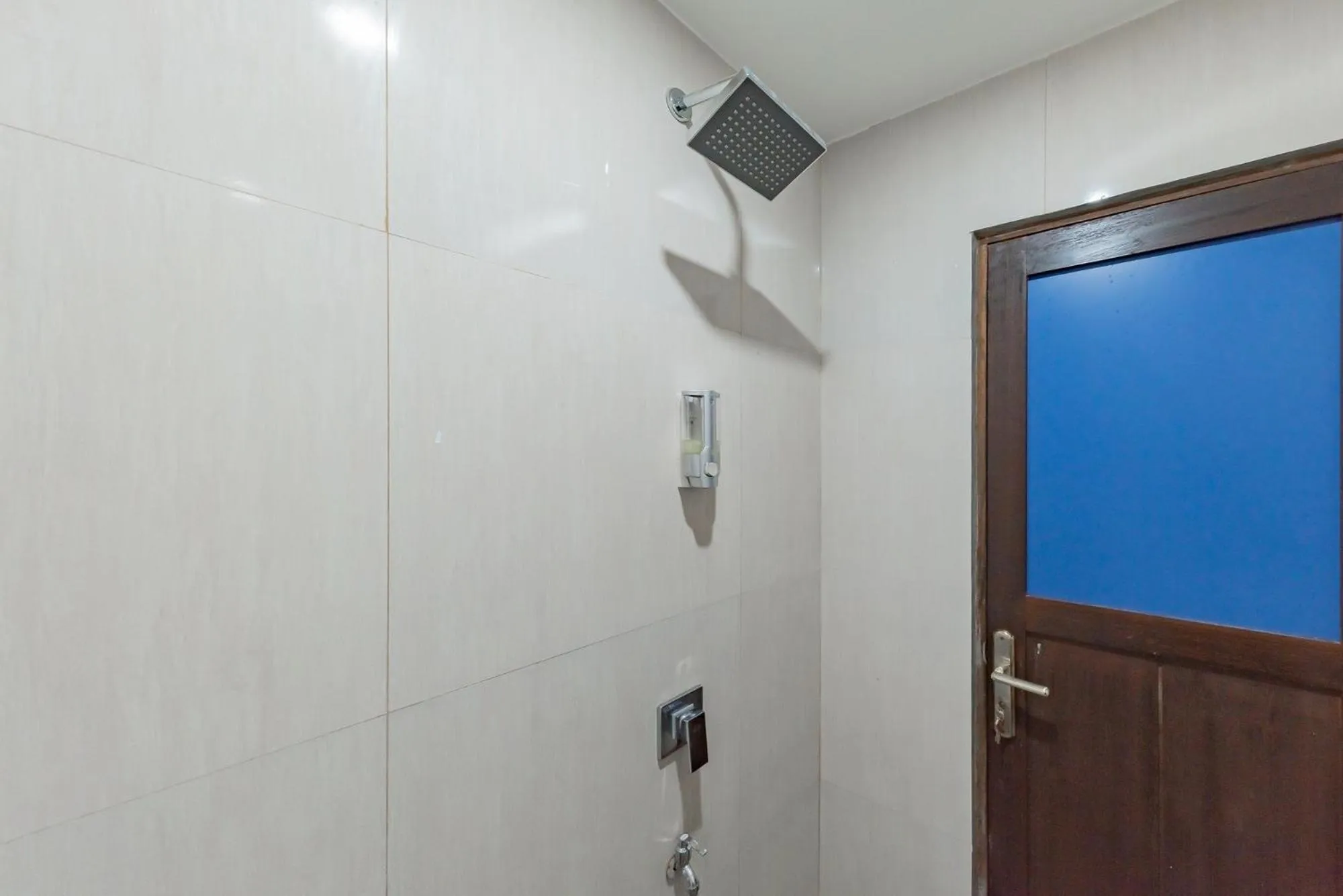Shower in Urbanview Hotel Yoga Palangkaraya by RedDoorz