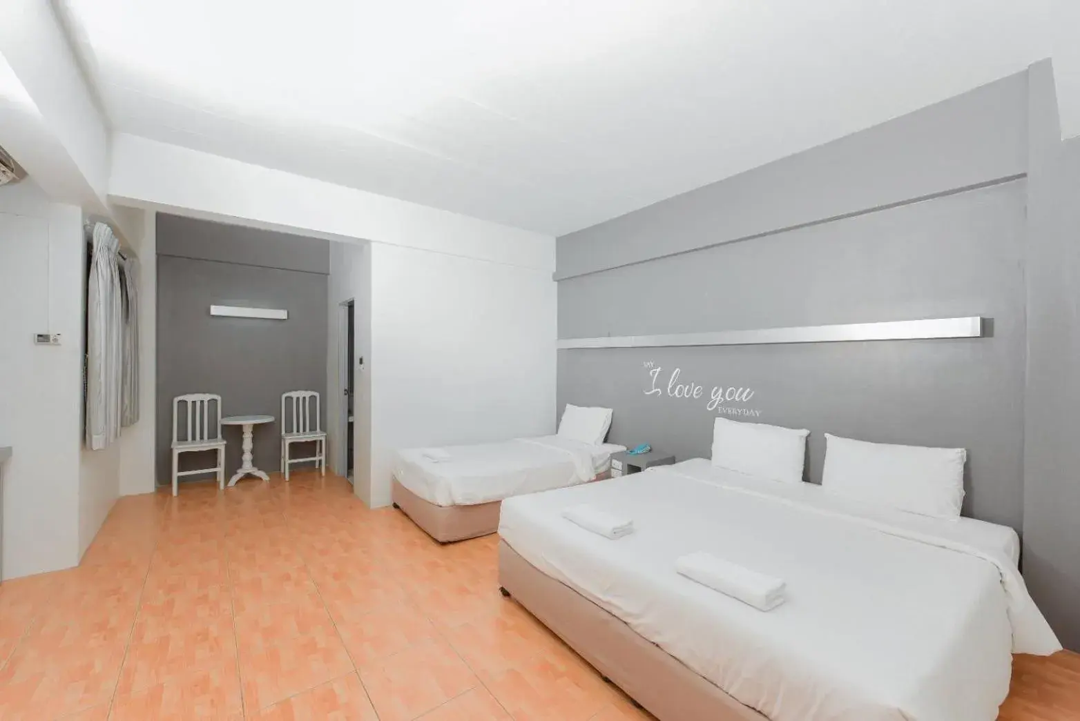 Deluxe Double Room (2 Adults + 1 Child) in BJ city hotel Deluxe Double Room (2 Adults + 1 Child) in BJ city hotel