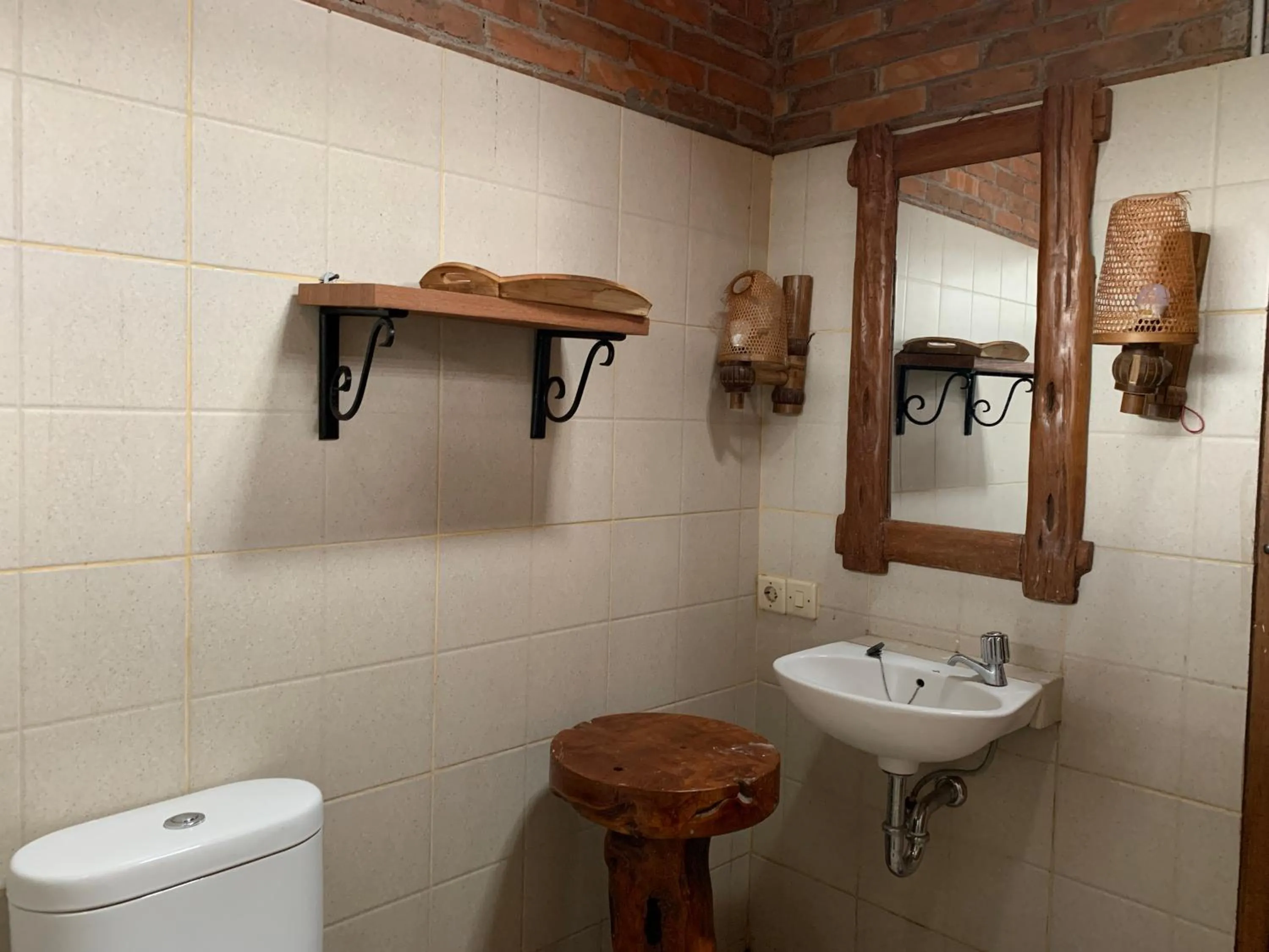 Bathroom in Omah Mbah Mandor by The Lavana