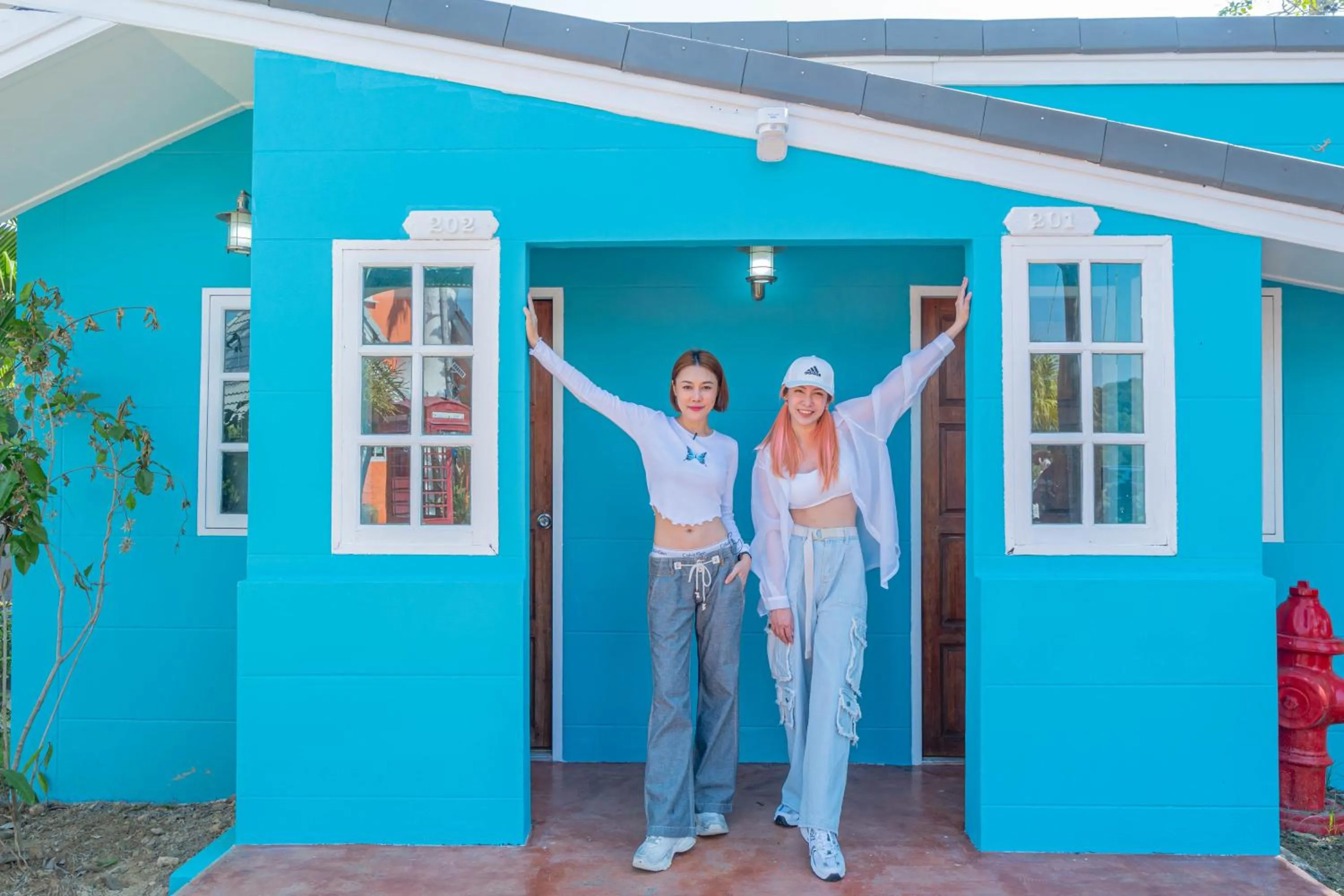 People in Apinya Resort Bangsarey