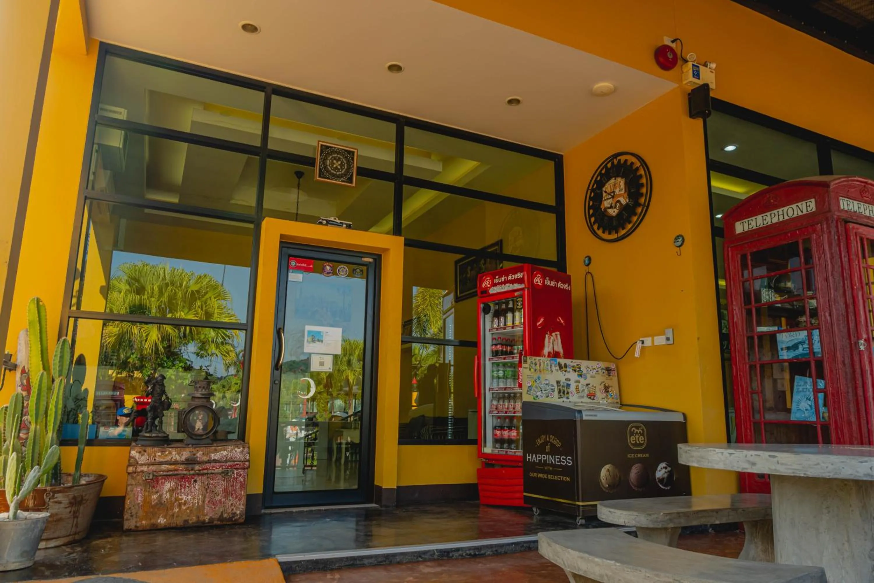 Restaurant/places to eat in Apinya Resort Bangsarey