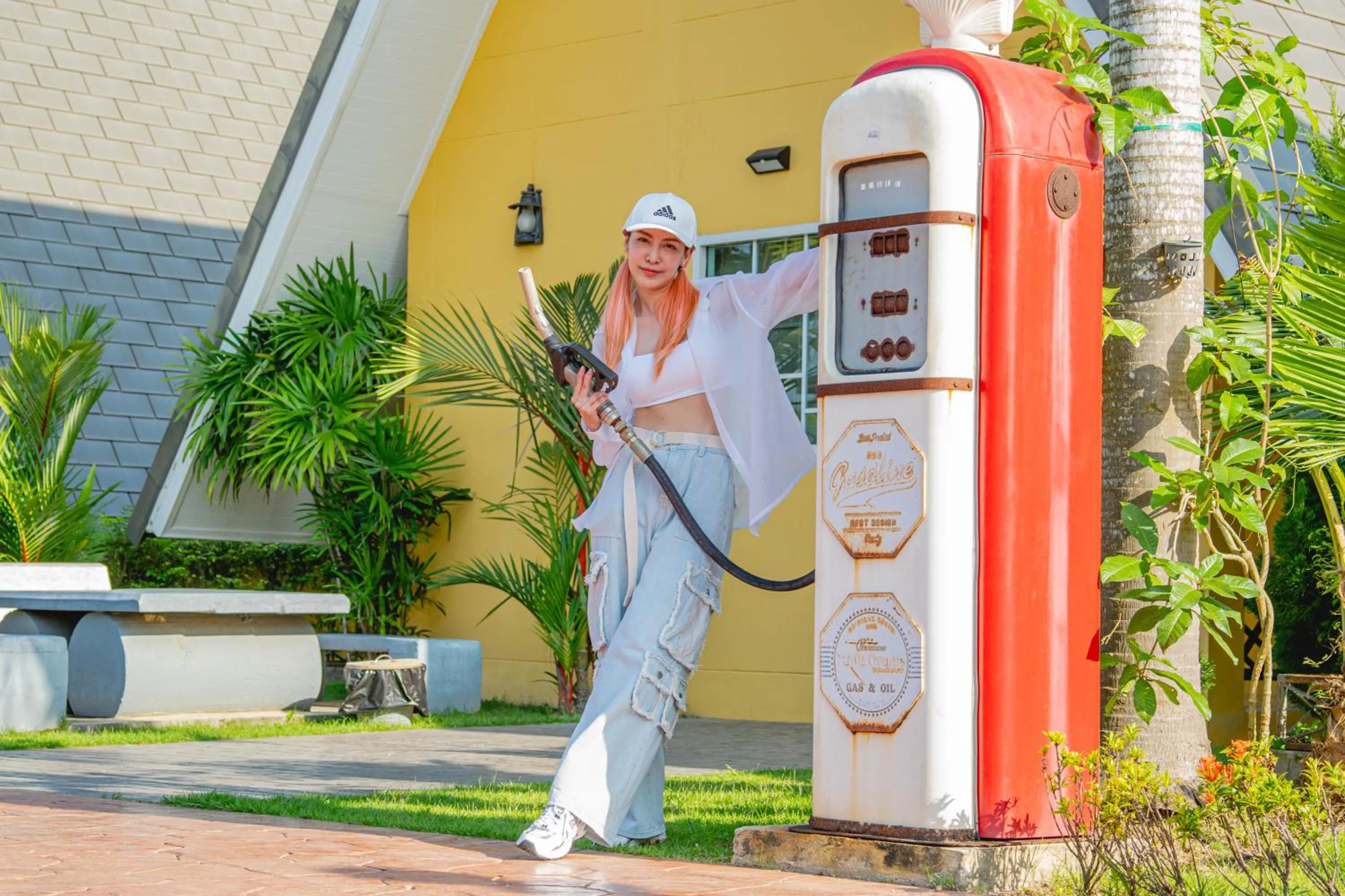 People in Apinya Resort Bangsarey