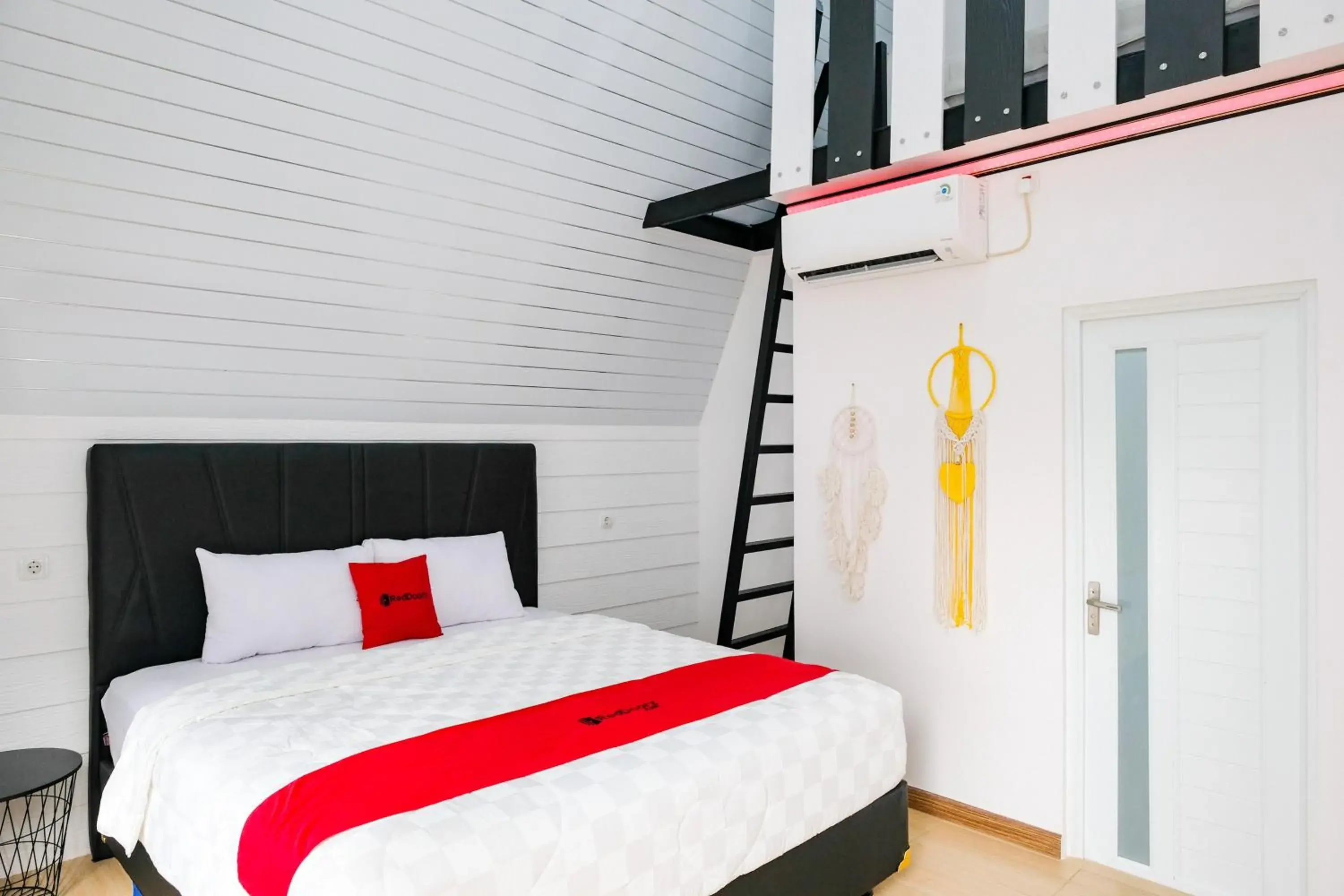 Family Room in RedDoorz @ myRoom UMY Family Room in RedDoorz @ myRoom UMY