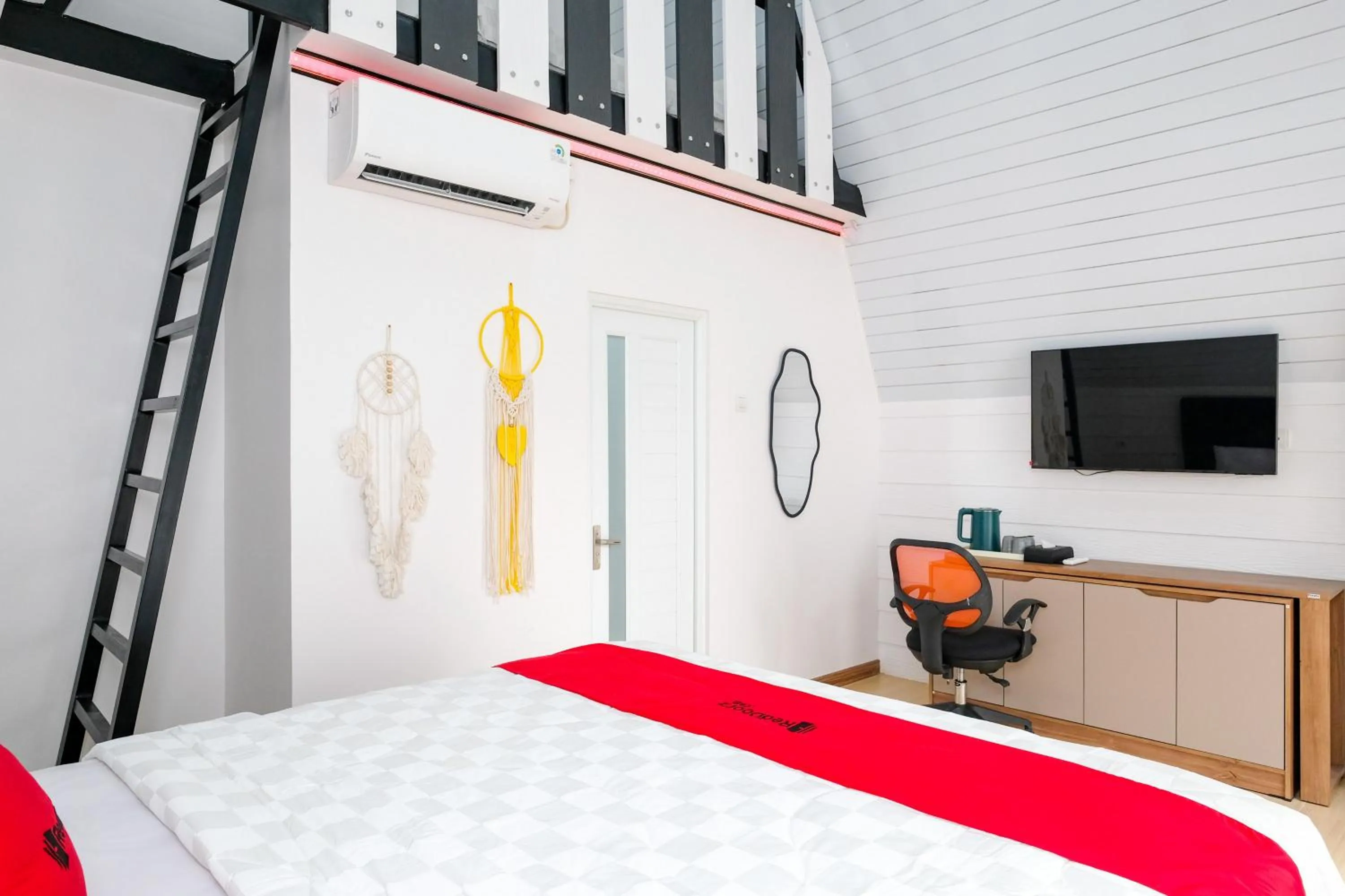 Bedroom, Bed in RedDoorz @ myRoom UMY