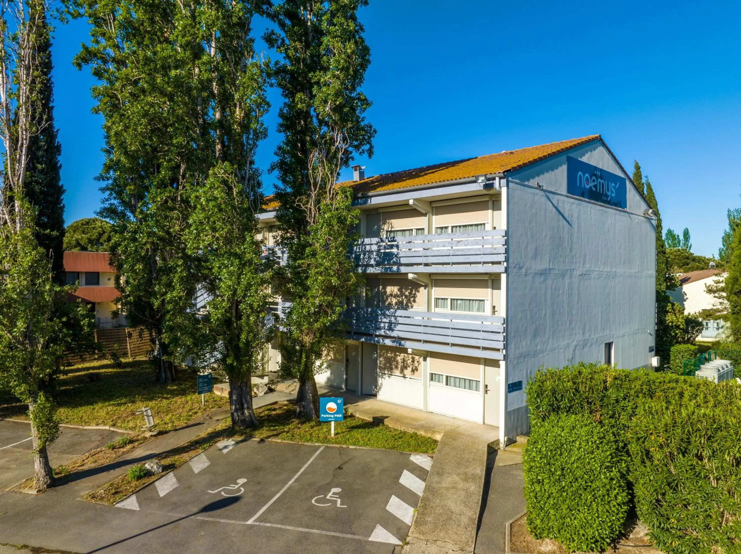 Parking, Property Building in Campanile Arles