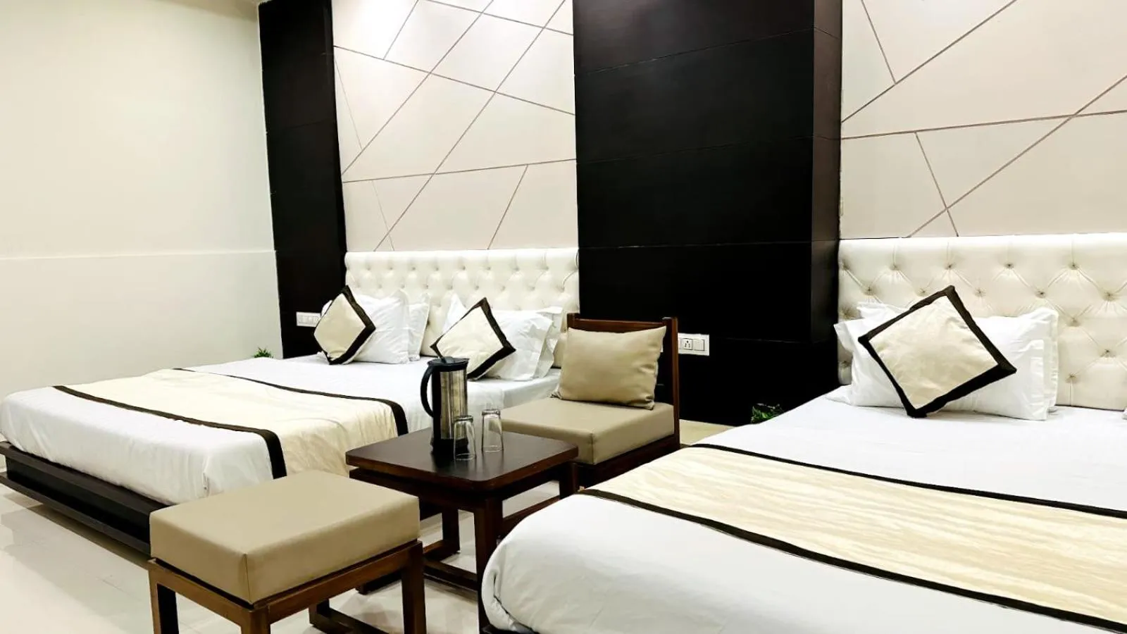 Bedroom, Bed in Abu Inn, Mount Abu - The Luxury Boutique Stay