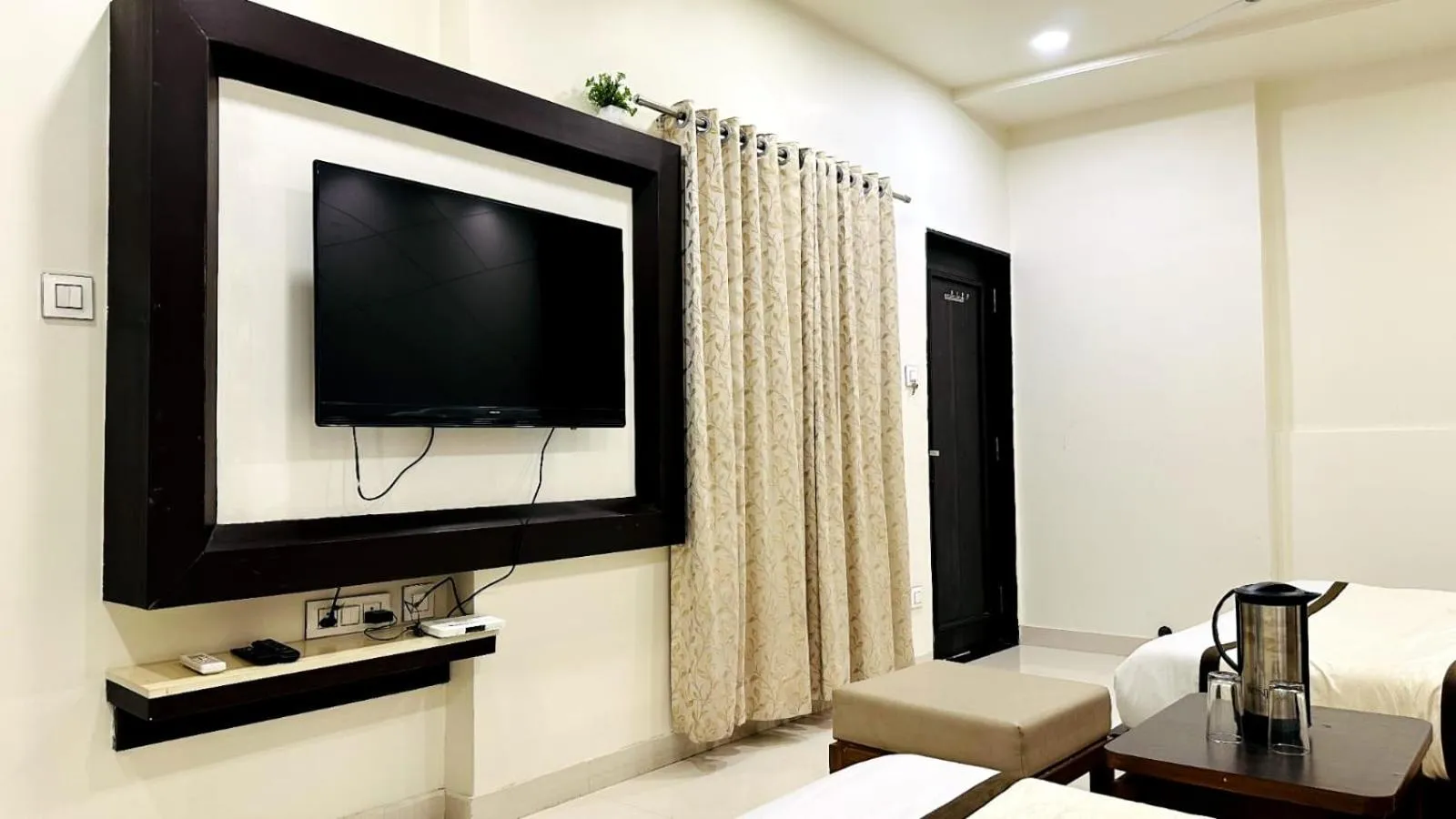 TV and multimedia in Abu Inn, Mount Abu - The Luxury Boutique Stay