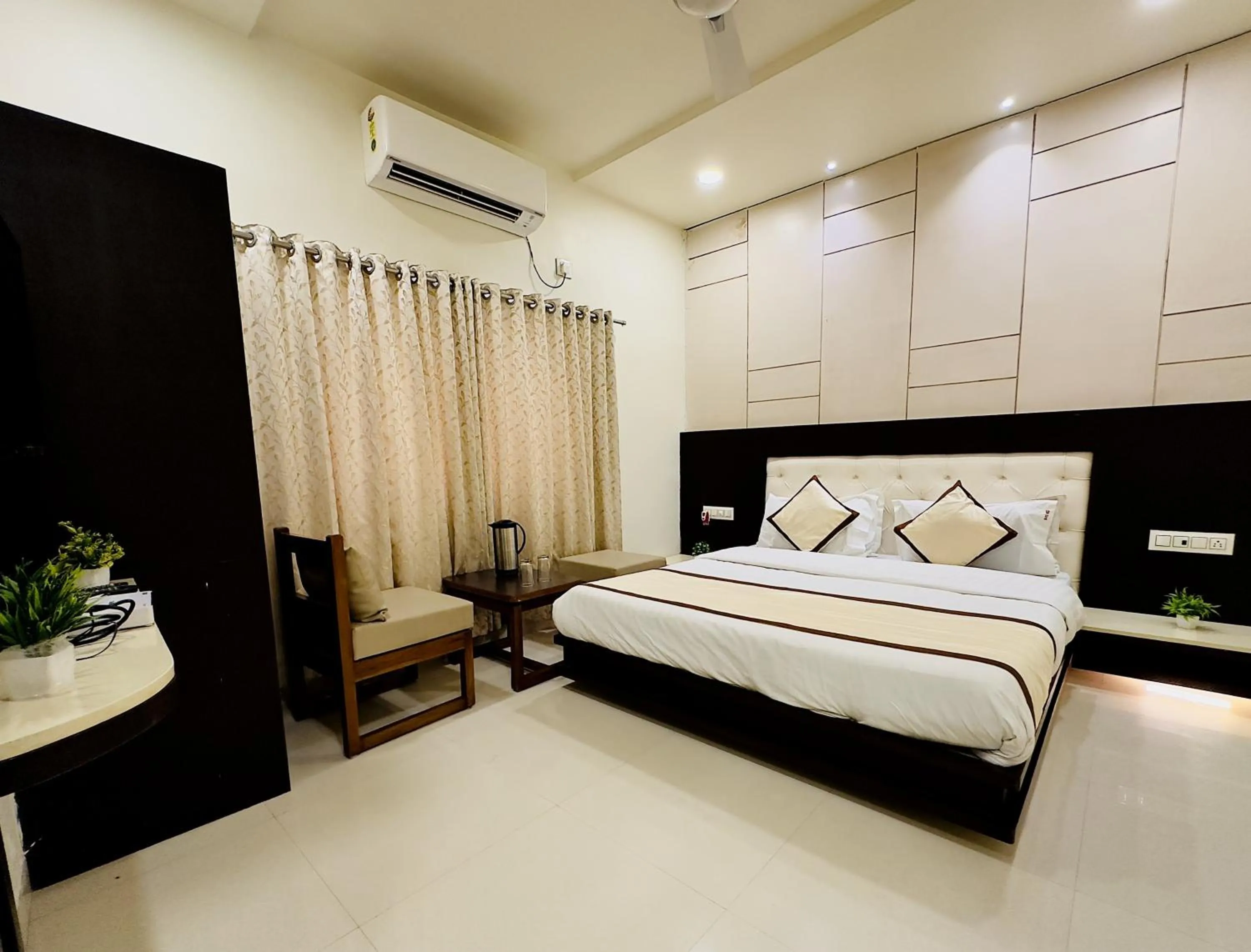 Bedroom, Bed in Abu Inn, Mount Abu - The Luxury Boutique Stay