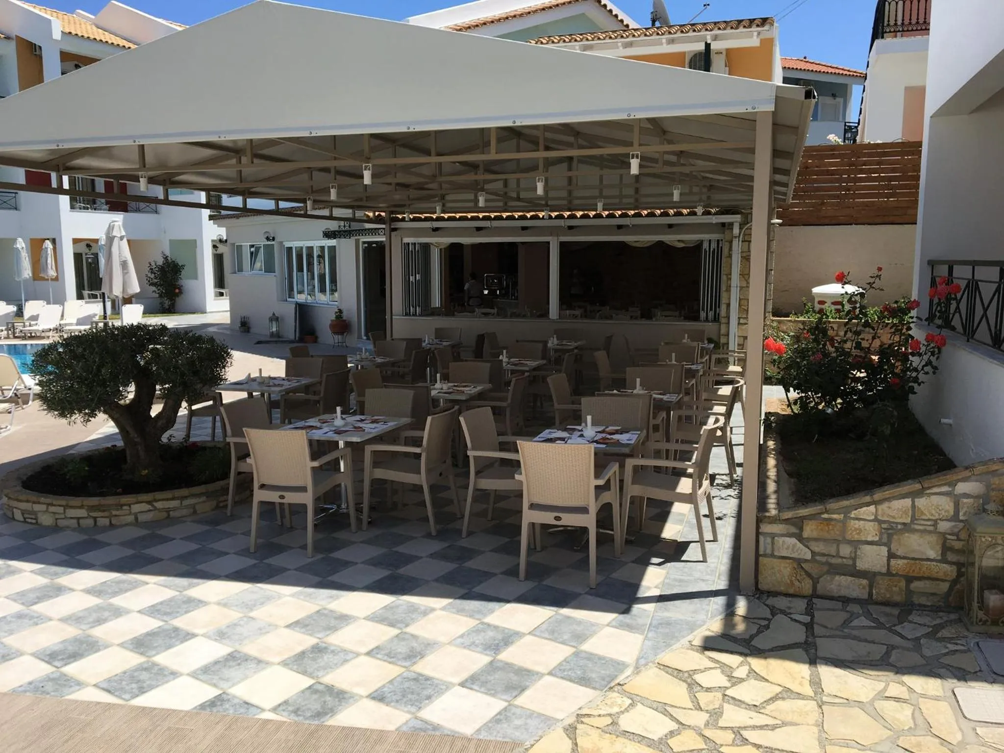 Restaurant/places to eat in Maistrali Hotel Zante