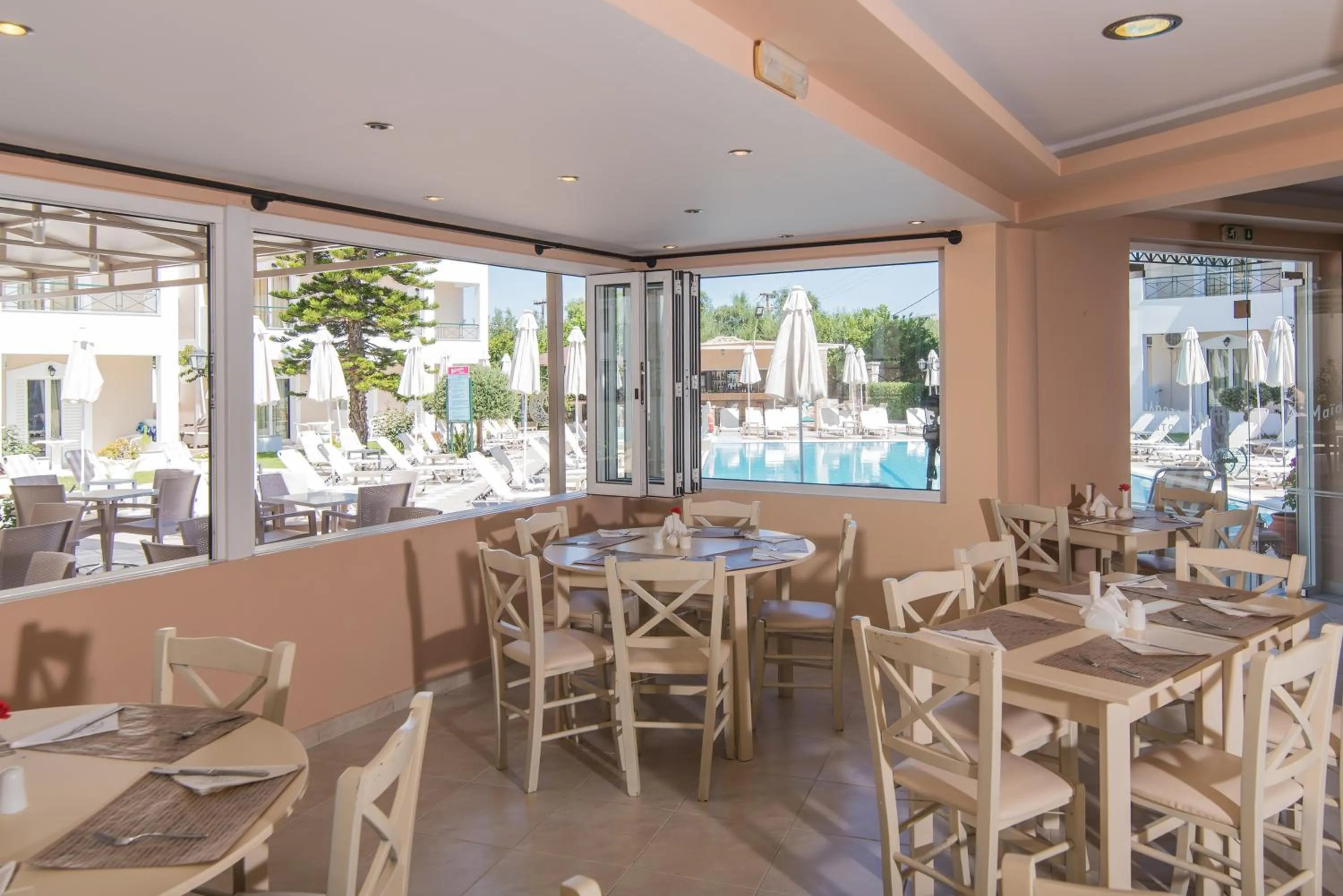 Restaurant/places to eat in Maistrali Hotel Zante
