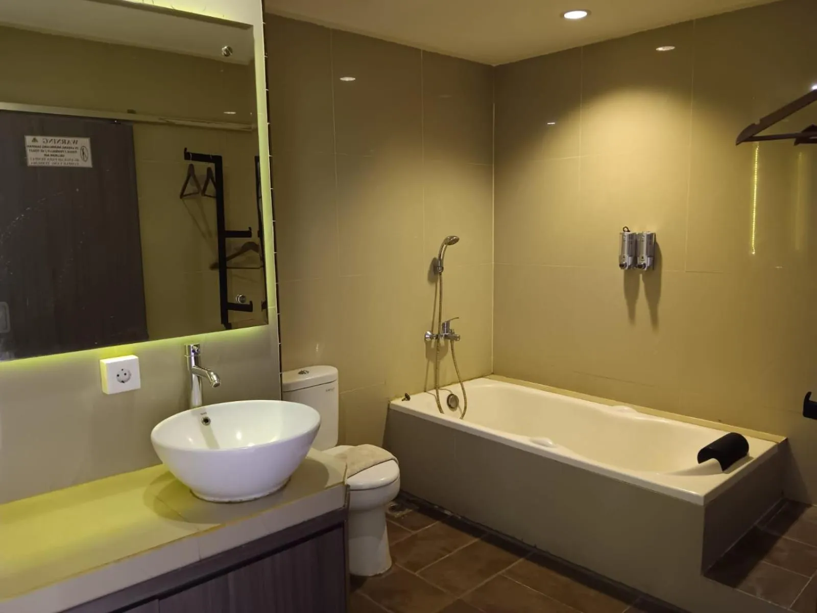 Bath in Hotel 929 Lubuklinggau