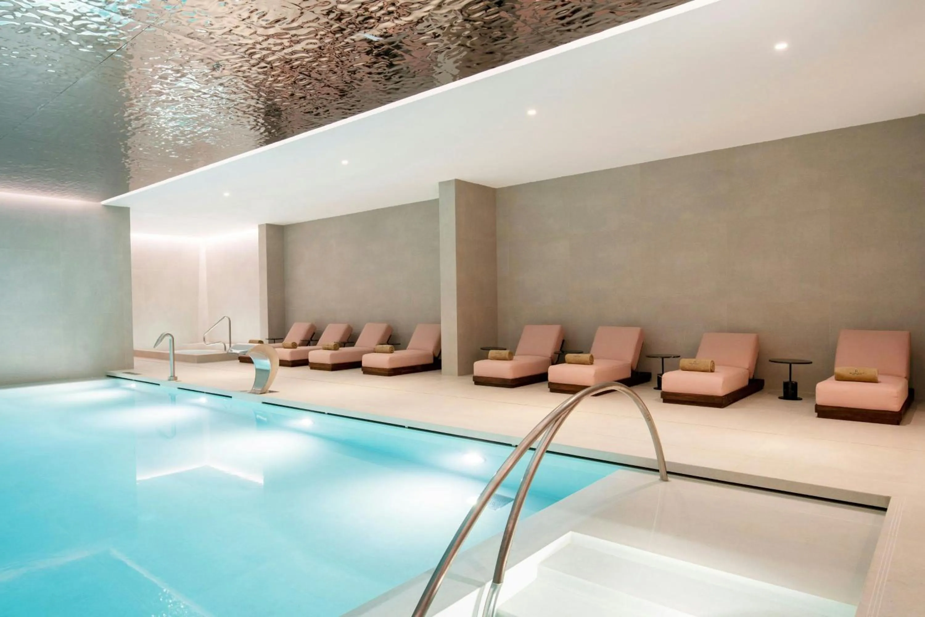 Swimming pool in Renaissance Porto Lapa Hotel