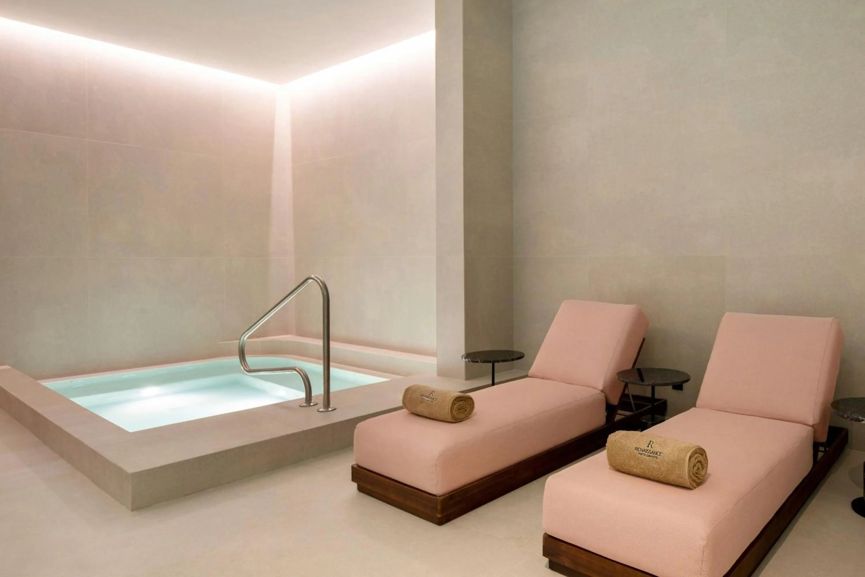 Swimming pool in Renaissance Porto Lapa Hotel