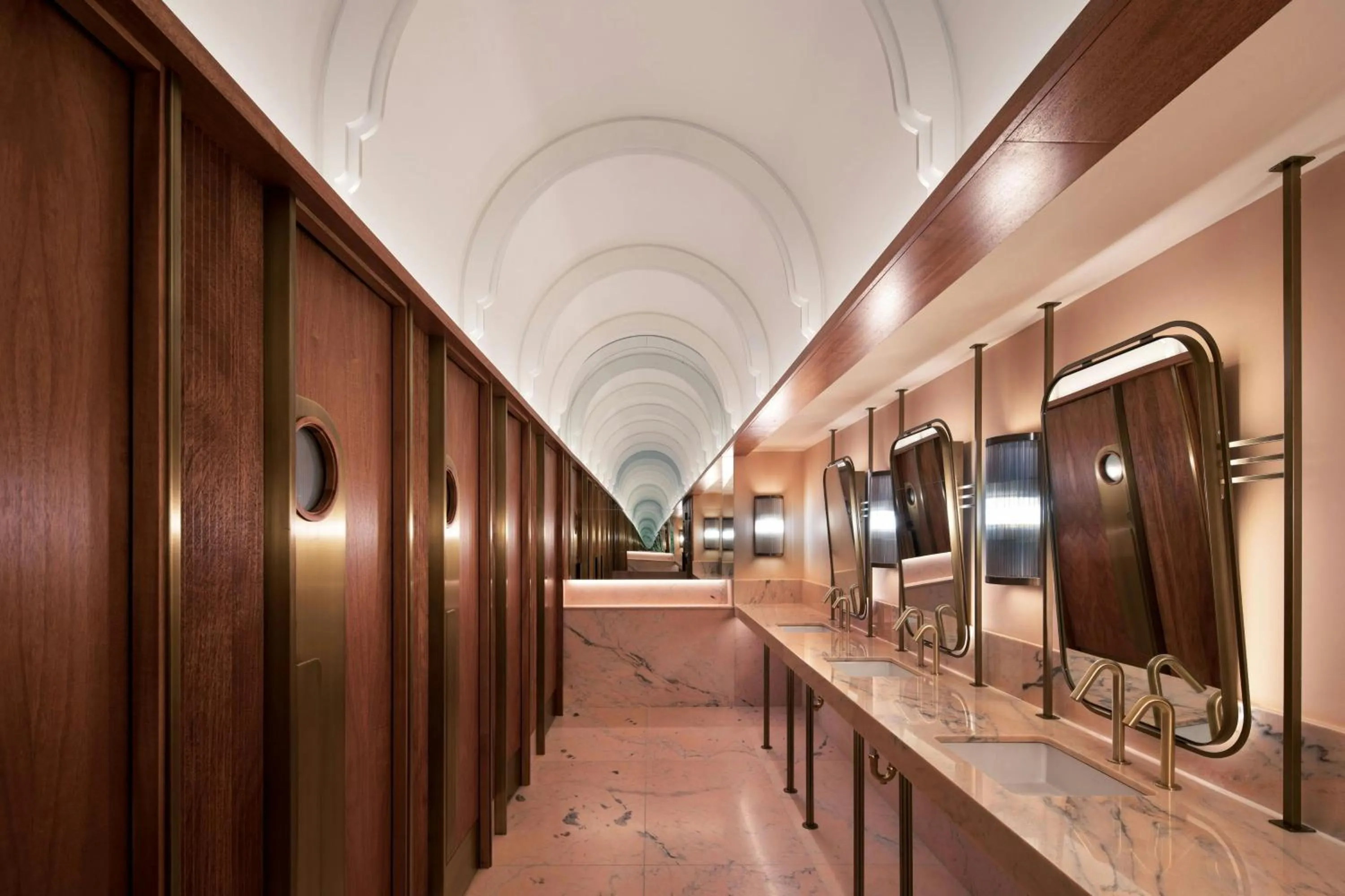 Bathroom in HONEYROSE Hotel, Montreal, a Tribute Portfolio Hotel