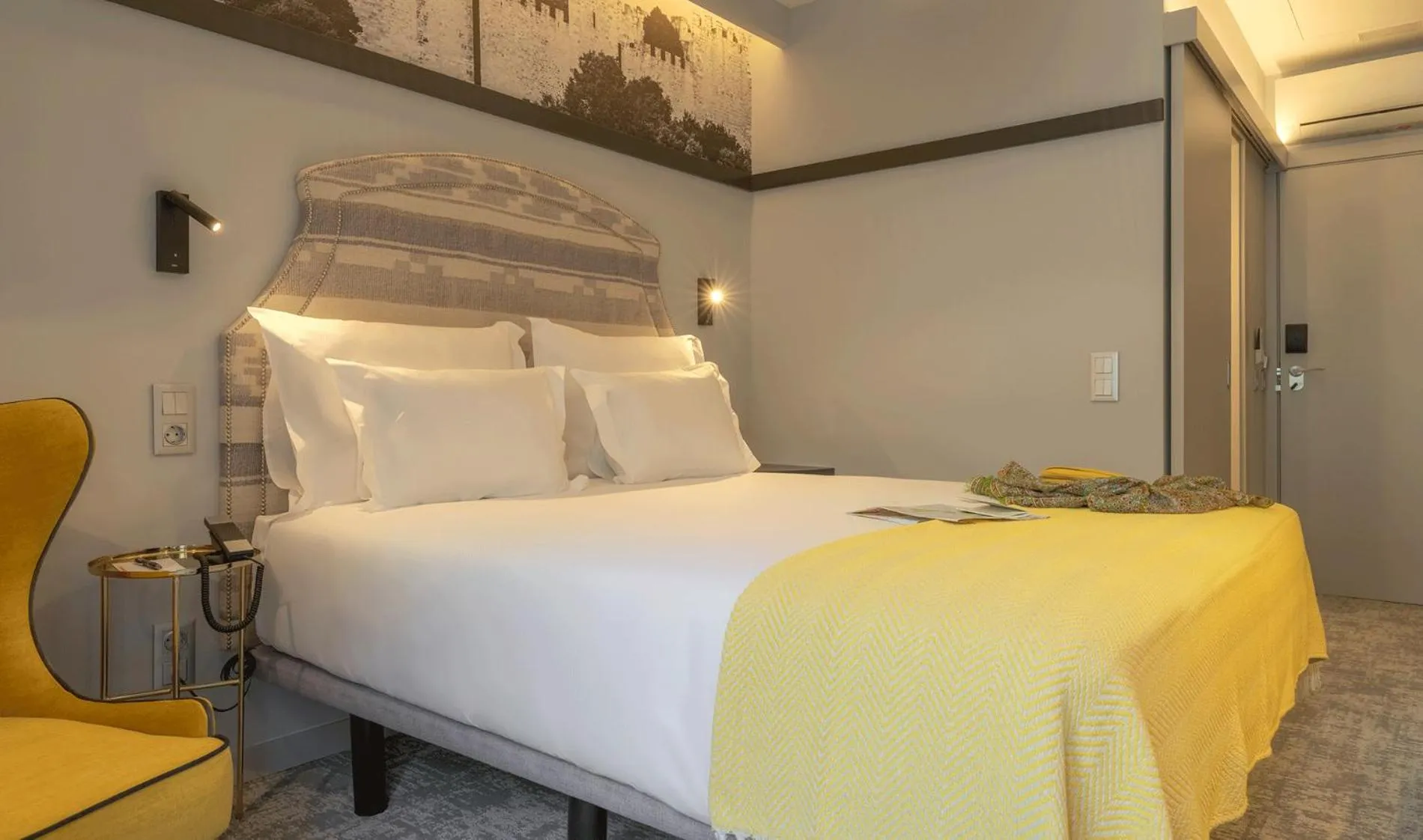 Bed in Pousada Alfama