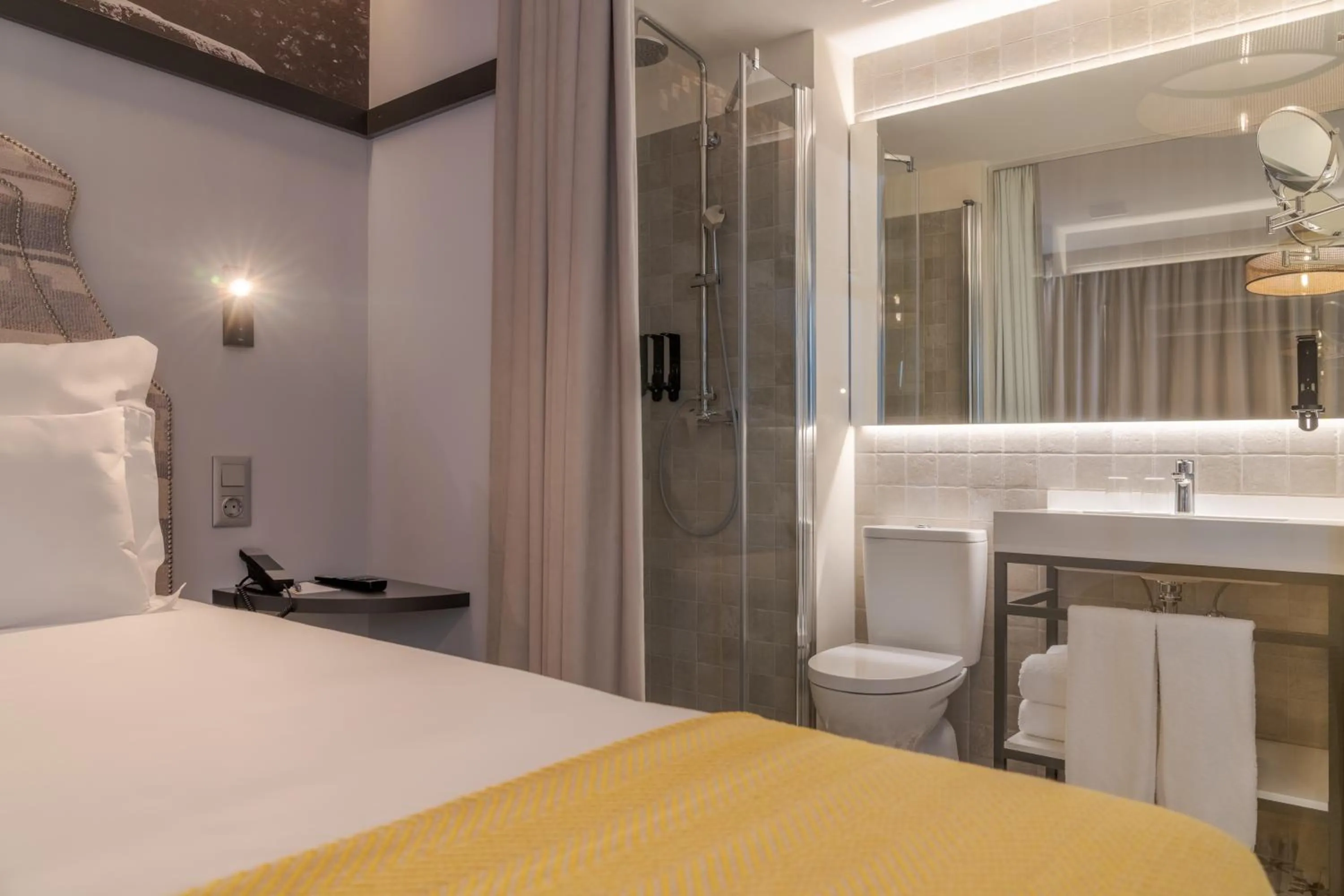 Photo of the whole room, Bed in Pousada Alfama