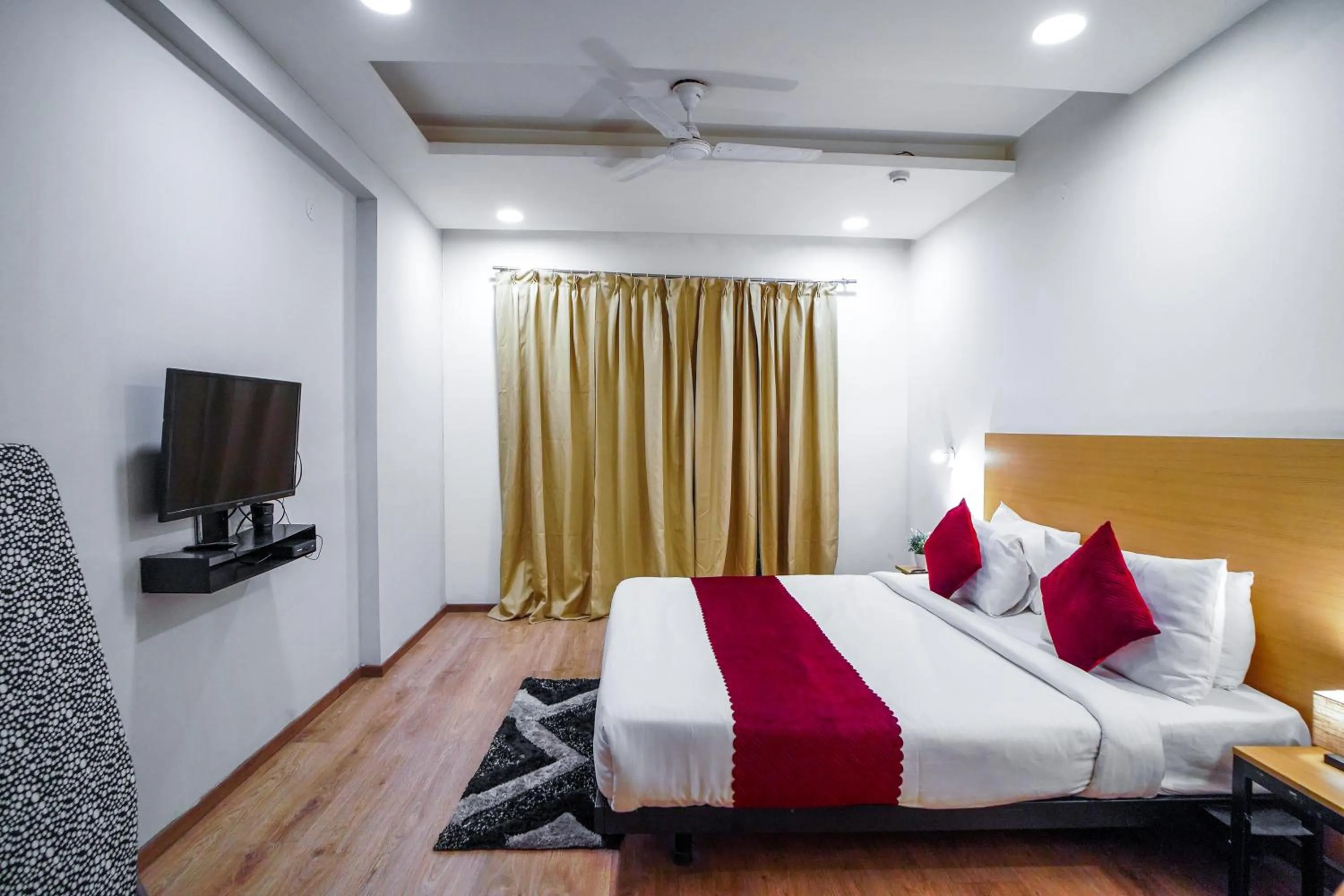 Communal lounge/ TV room in Saltstayz Express - Medicity Near Medanta Hospital