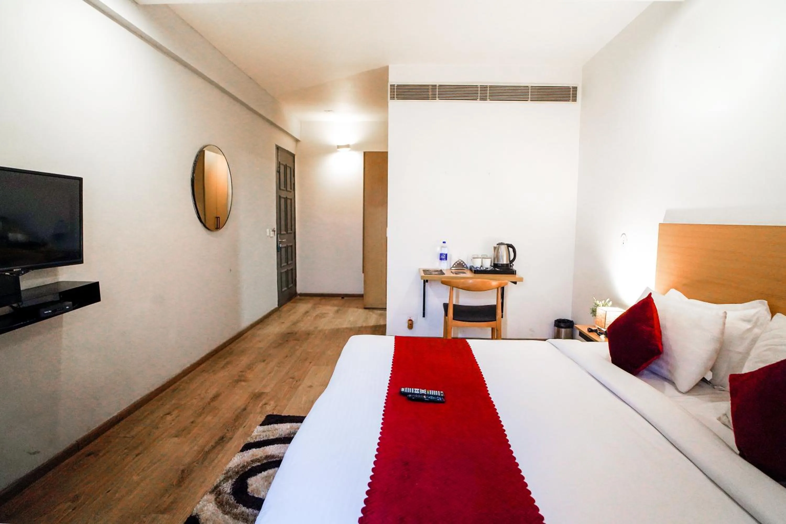 Communal lounge/ TV room in Saltstayz Express - Medicity Near Medanta Hospital