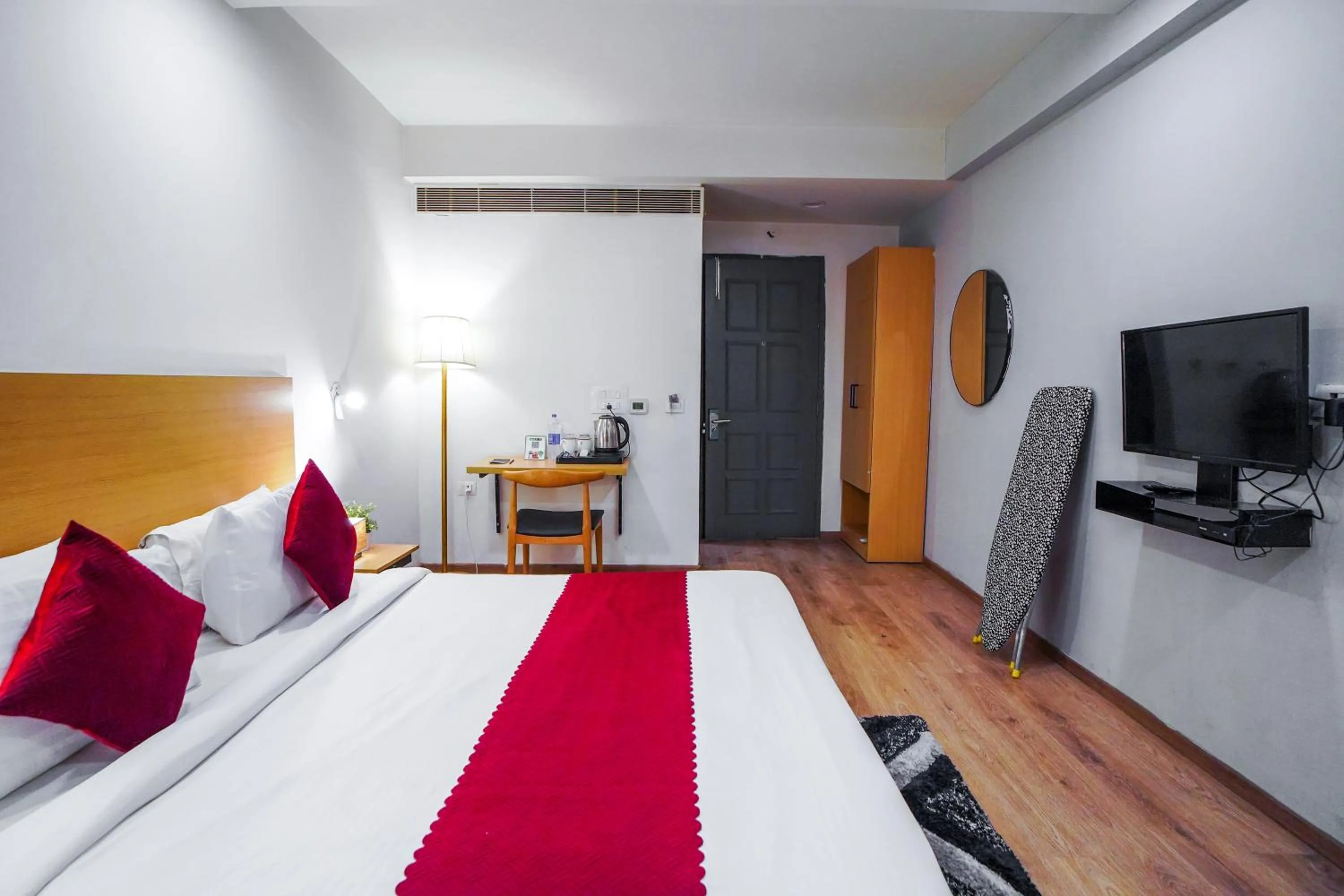 Communal lounge/ TV room in Saltstayz Express - Medicity Near Medanta Hospital