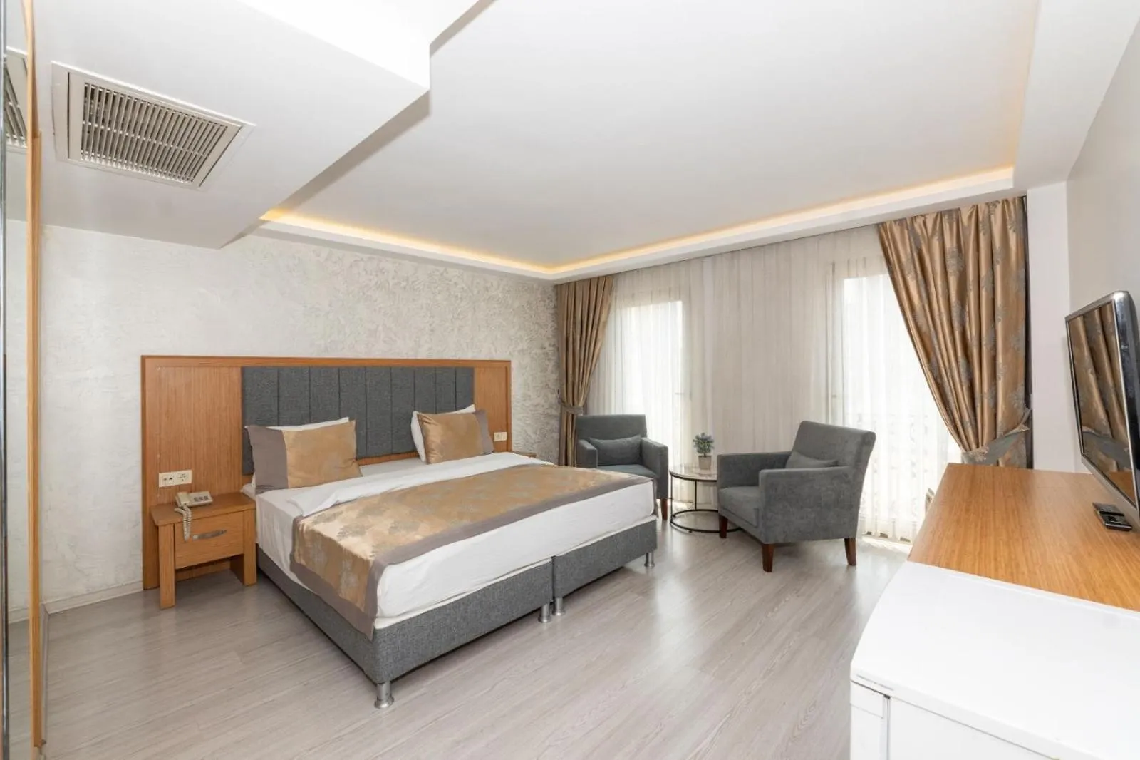 Photo of the whole room, Bed in GalataportWawhotel