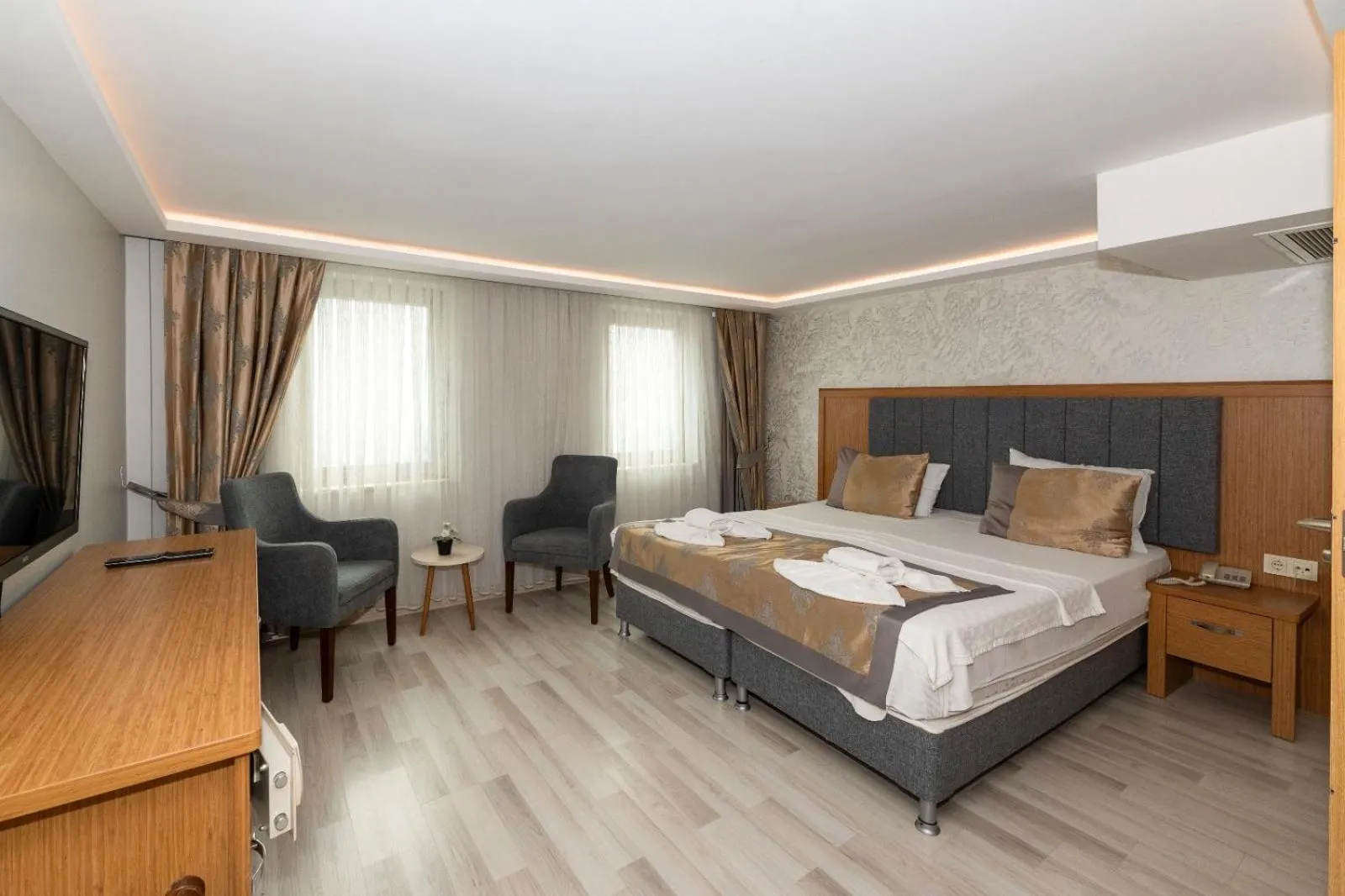 Photo of the whole room, Bed in GalataportWawhotel