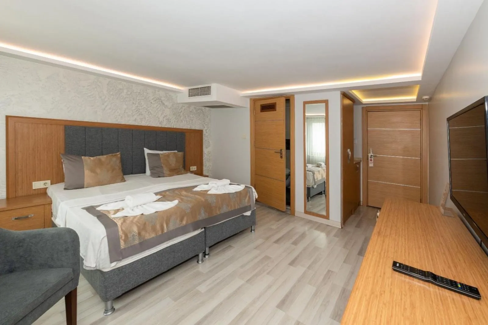 Photo of the whole room, Bed in GalataportWawhotel