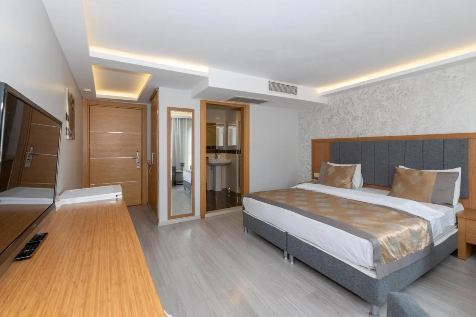 Photo of the whole room, Bed in GalataportWawhotel